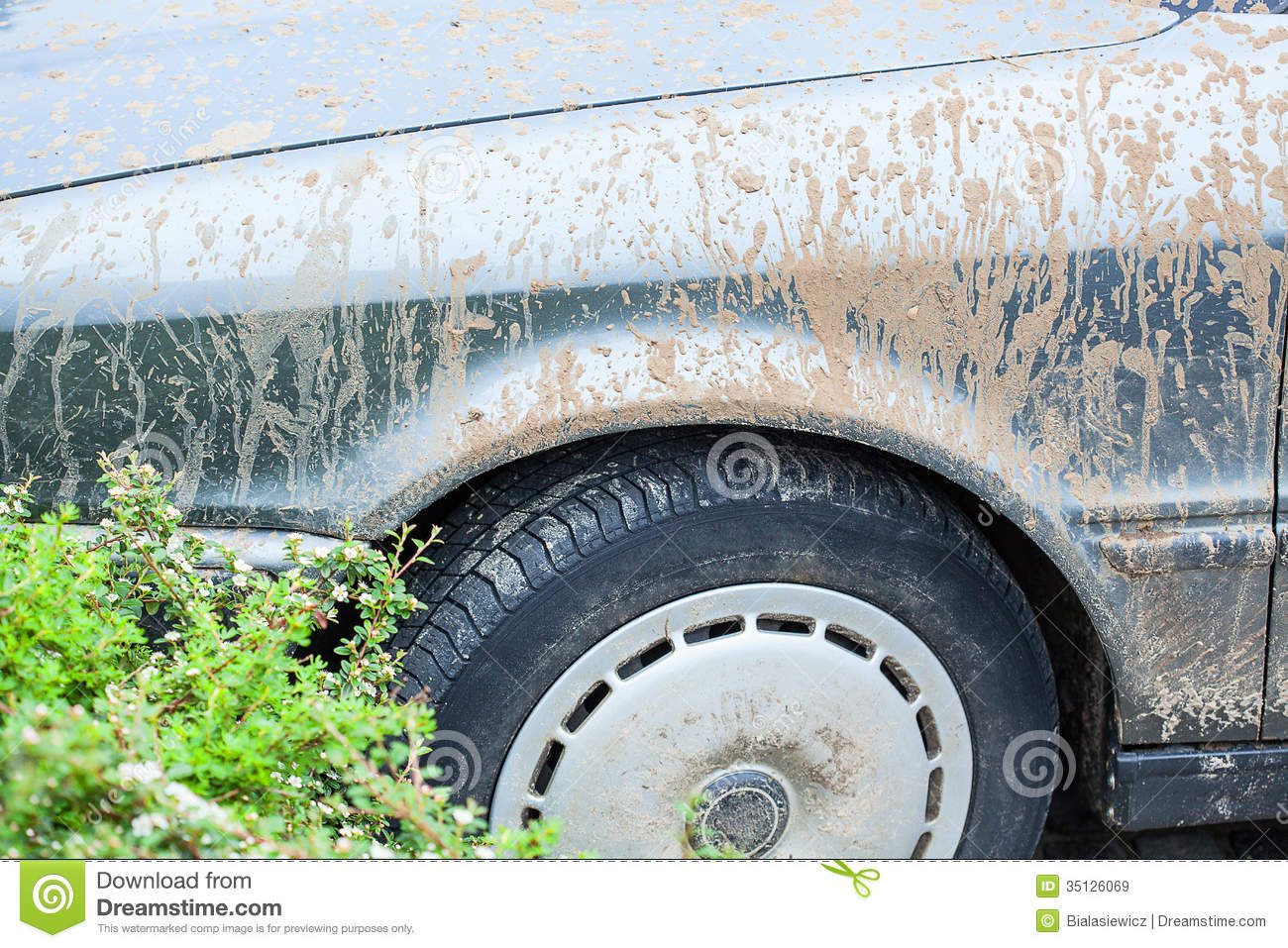 dirty-car-closeup-wheel-s-body-35126069.jpg