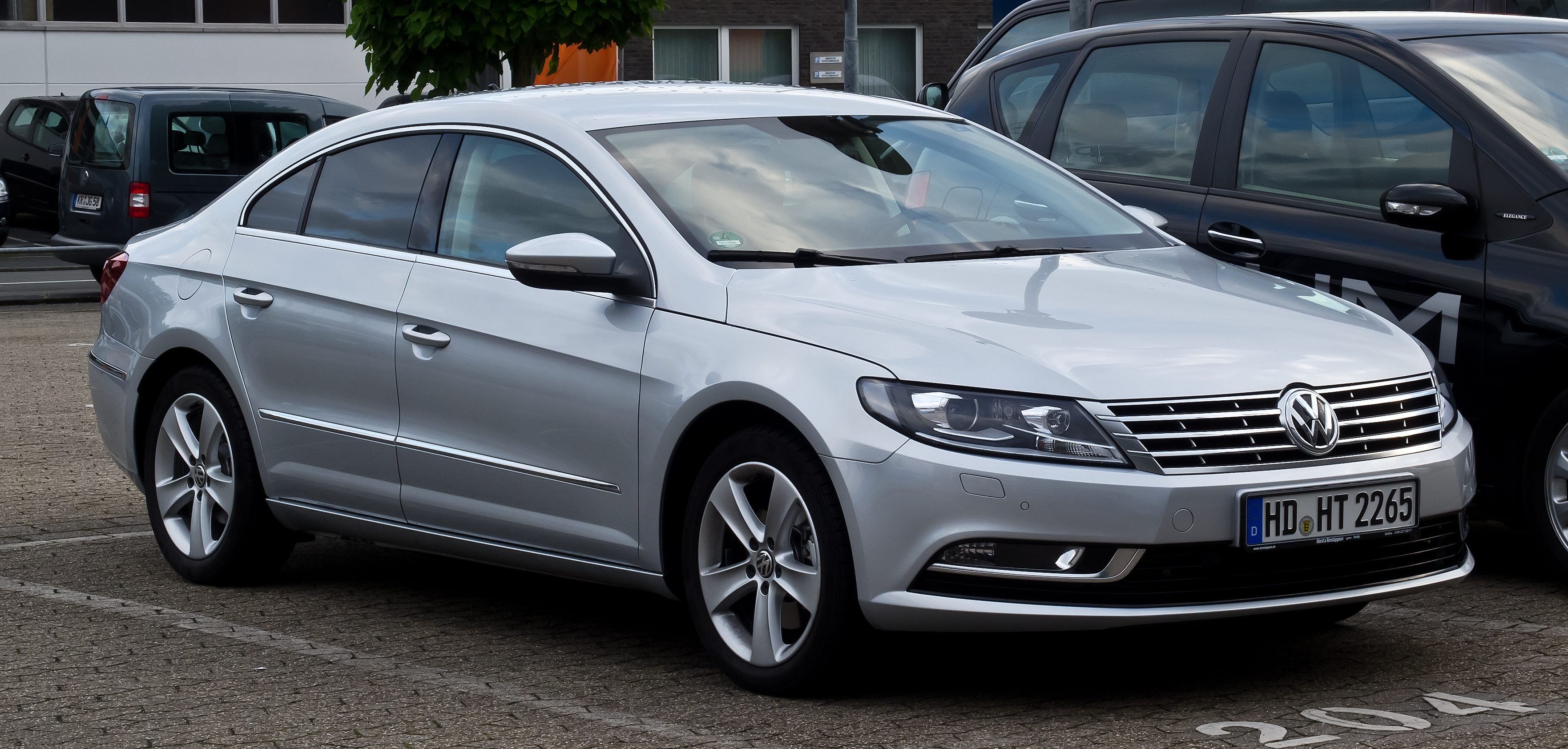 Volkswagen_CC_2.0_TDI_BlueMotion_Technology_%28Facelift%29_%E2%80%93_Frontansicht%2C_24._Juni_2012%2C_Ratingen.jpg