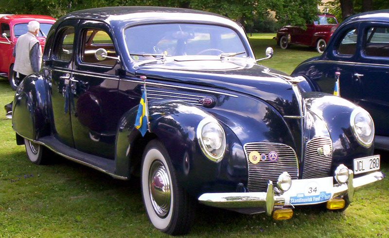 Lincoln_Zephyr_V12_4-D_Sedan_1938_3.jpg