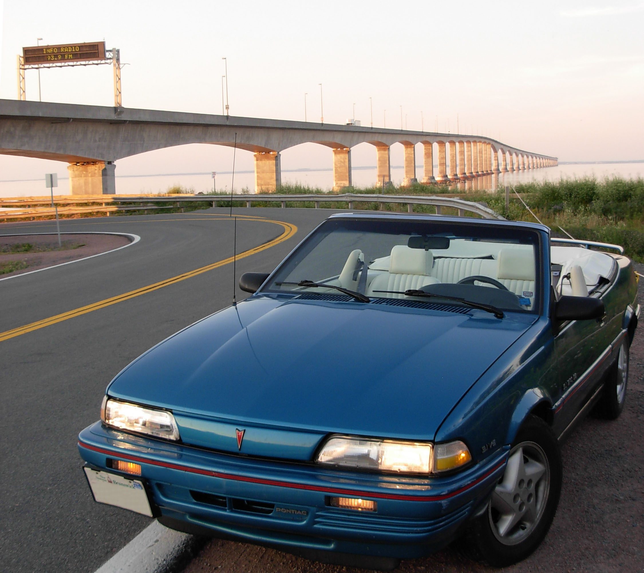 1992_Pontiac_Sunbird_Convertible_at_Confederation_Bridge.jpg