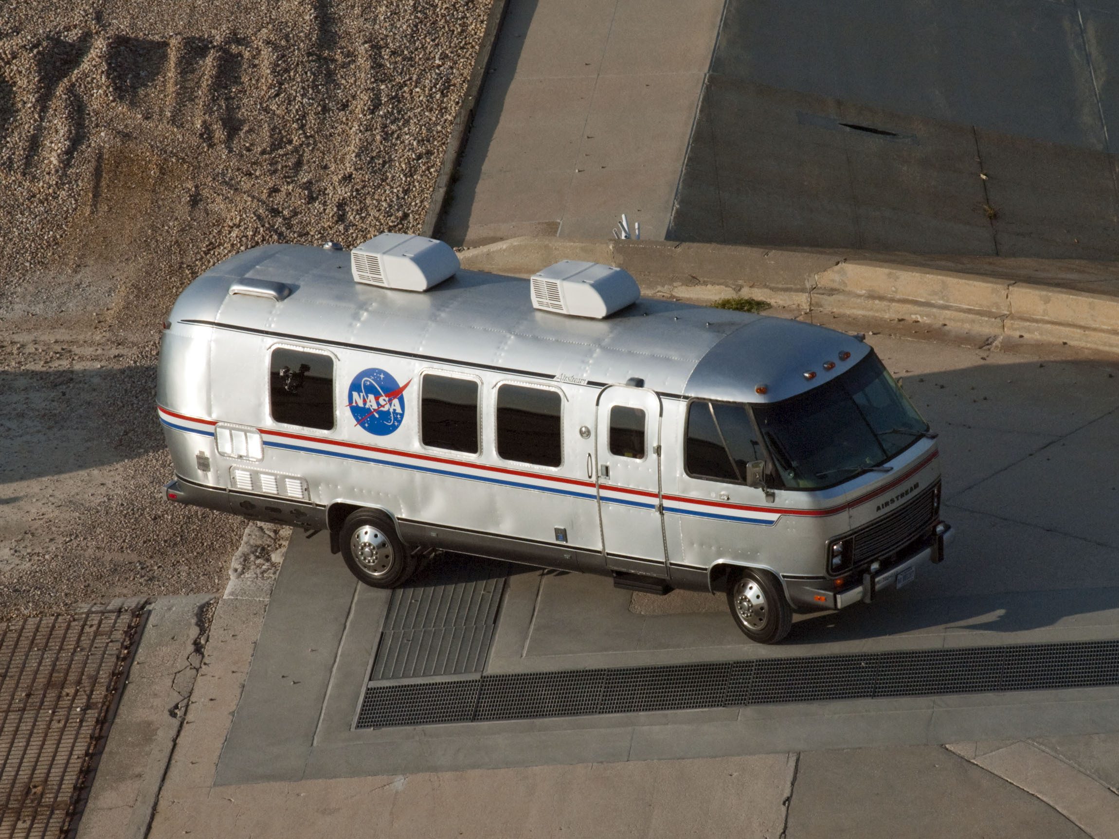 Astrovan_at_KSC_LC-39A.jpg