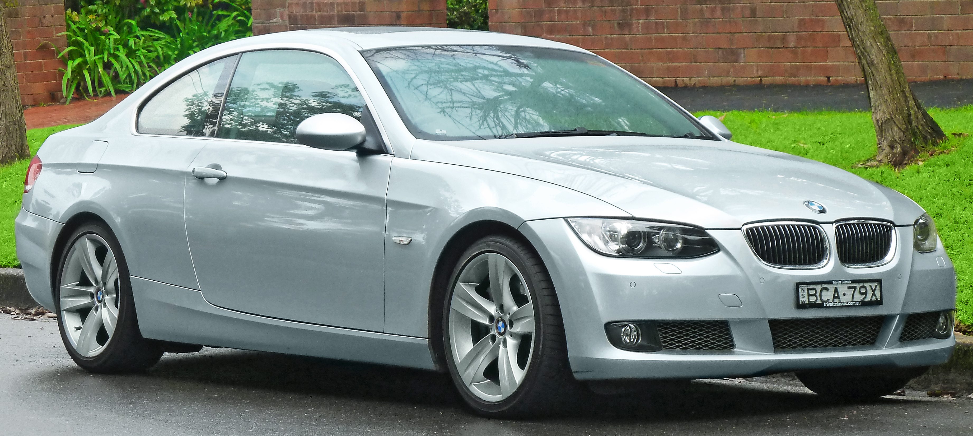 2006-2010_BMW_335i_%28E92%29_coupe_%282011-07-17%29_01.jpg