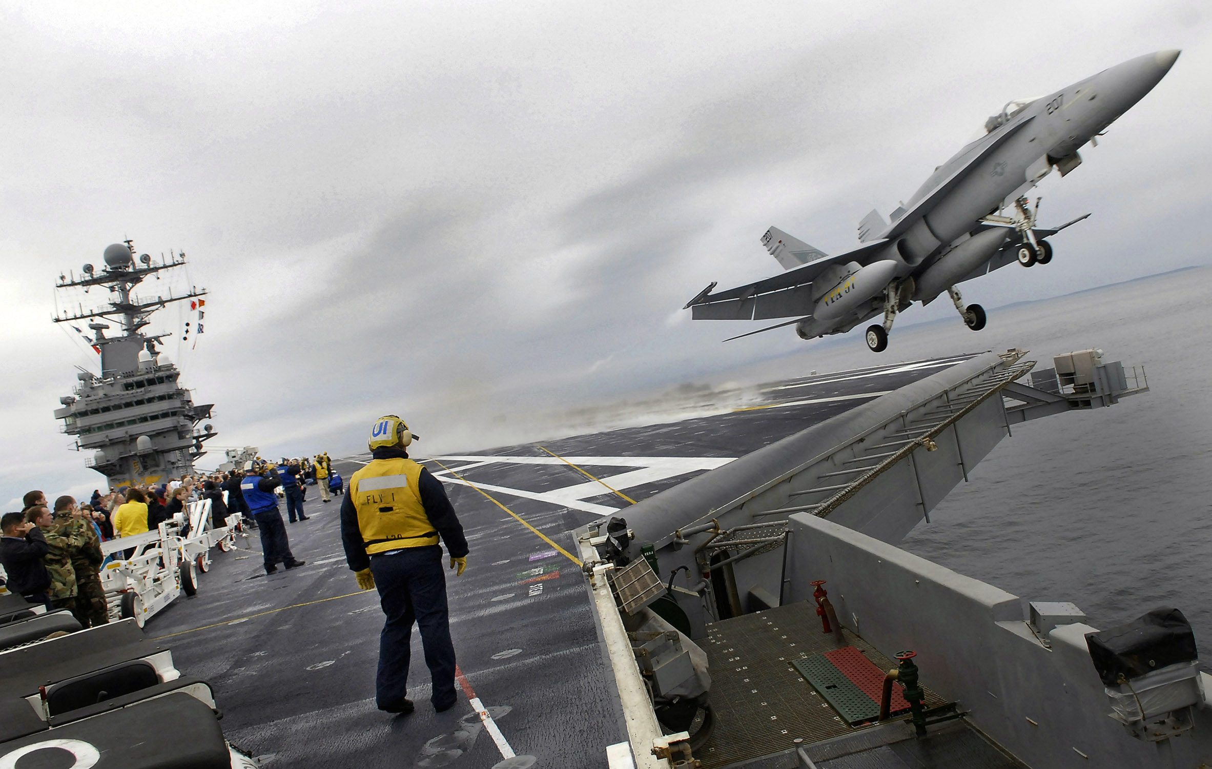 US_Navy_071006-N-4166B-033_An_F-A-18_Hornet_attached_to_the_Warhawks_of_Strike_Fighter_Squadron_(VFA)_97_conducts_a_touch_and_go_landing_and_takeoff_aboard_the_Nimitz-class_aircraft_carrier_USS_Abraham_Lincoln_(CVN_72).jpg