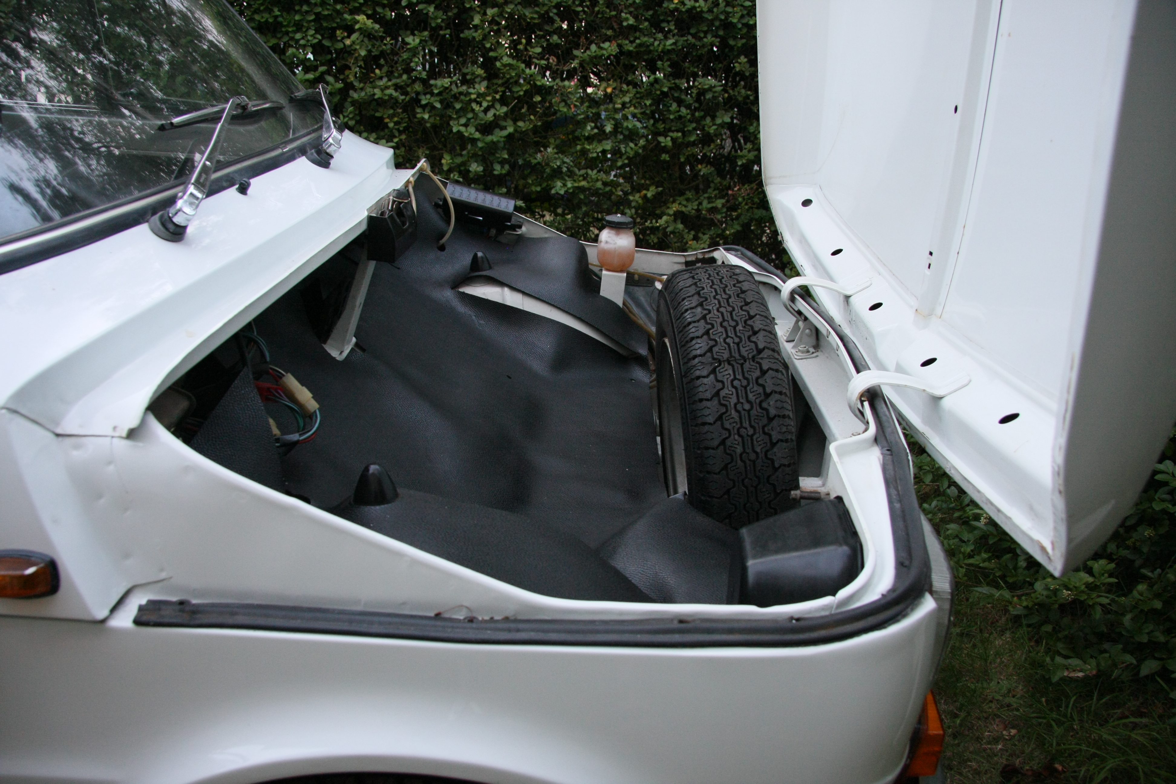 Trunk_of_a_white_left_hand_drive_Fiat_126_produced_in_1973.jpg