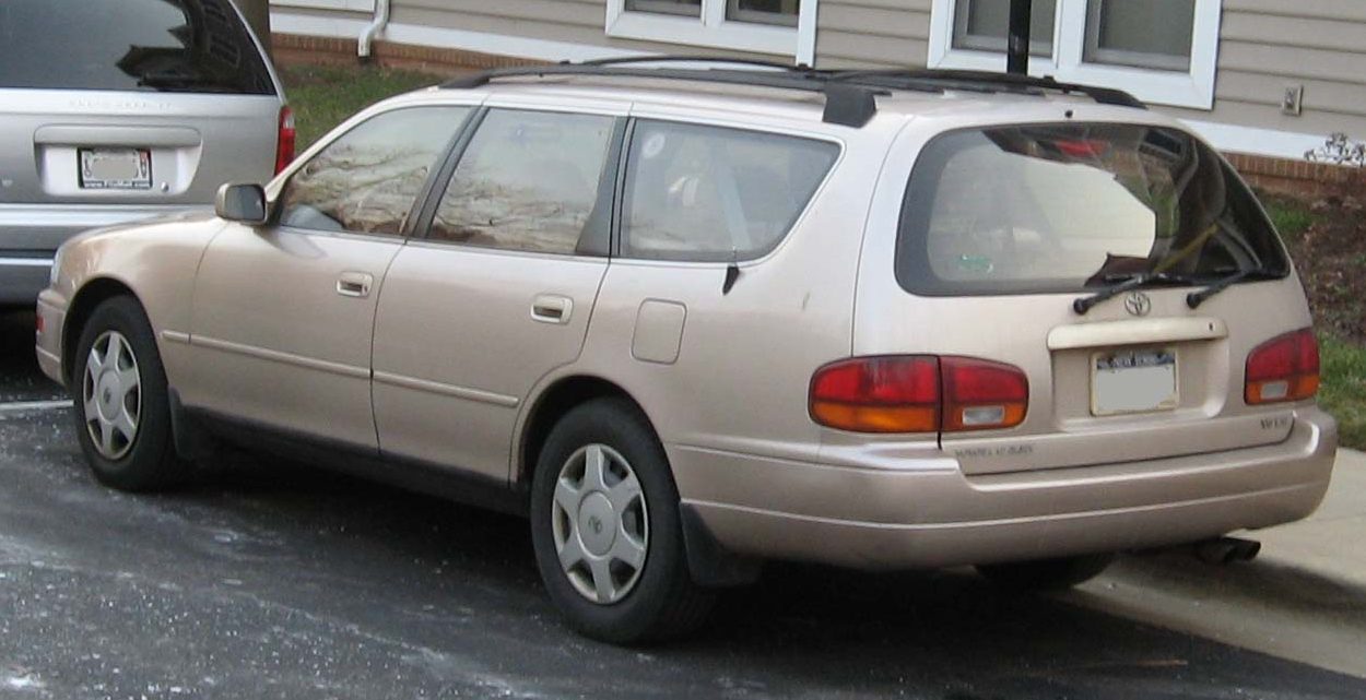 92-94_Toyota_Camry_LE_V6_Wagon_rear.jpg