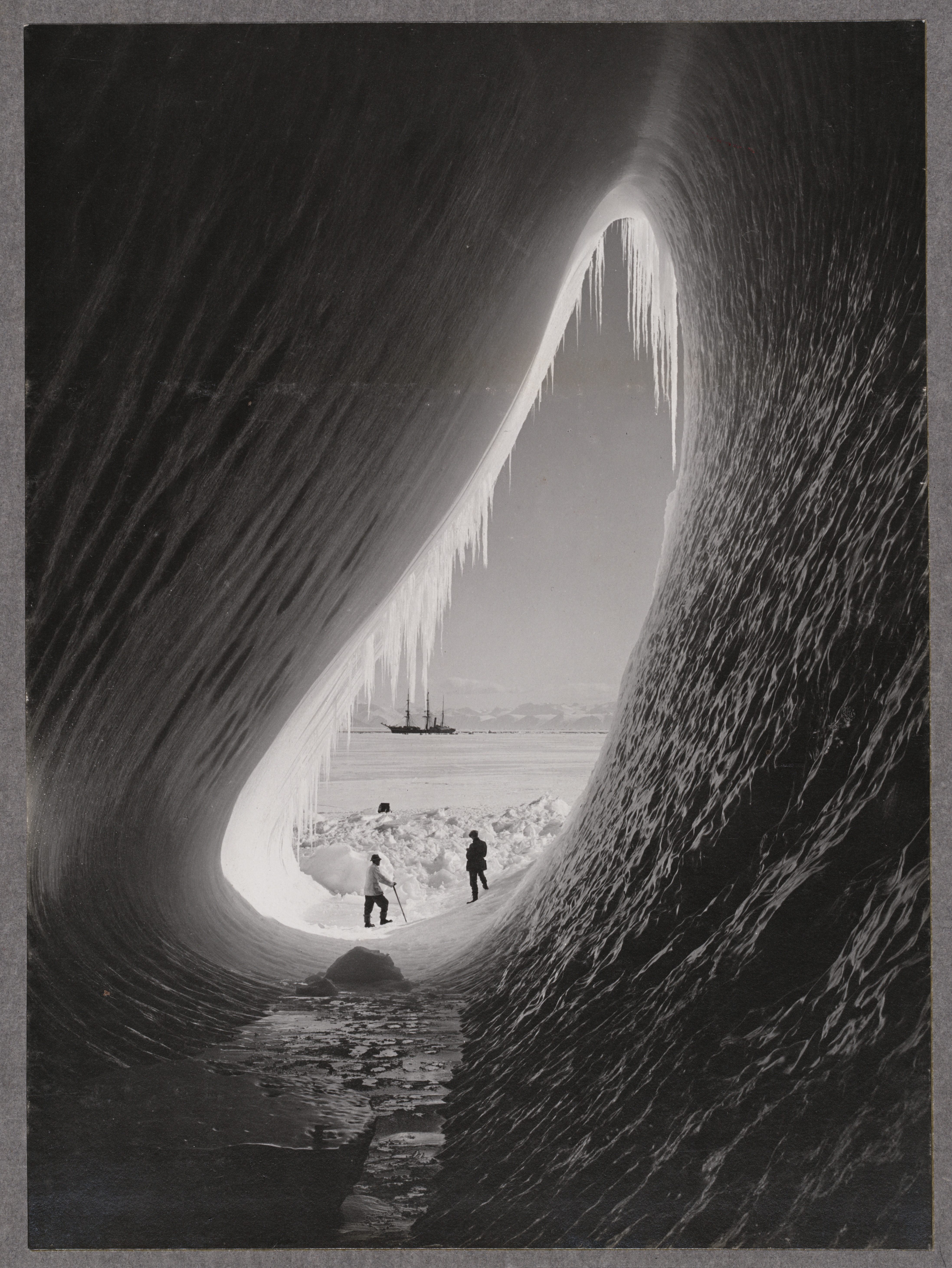 Grotto_in_an_iceberg.jpg