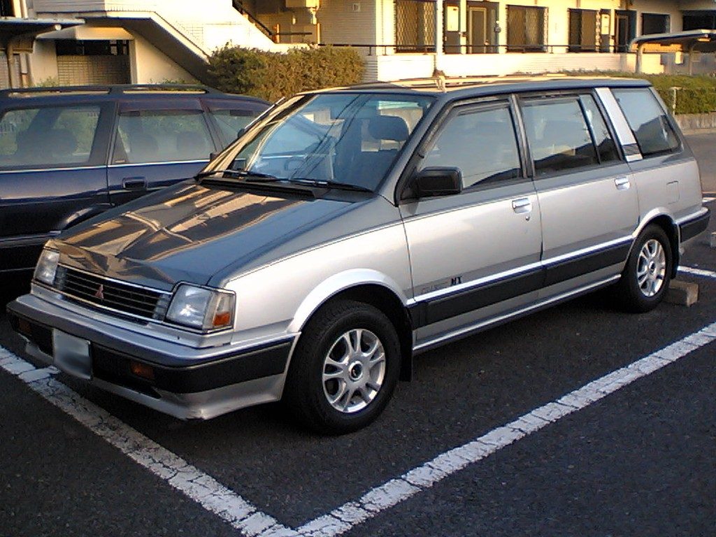 Mitsubishi_Chariot_1st_gen_Japan.jpg