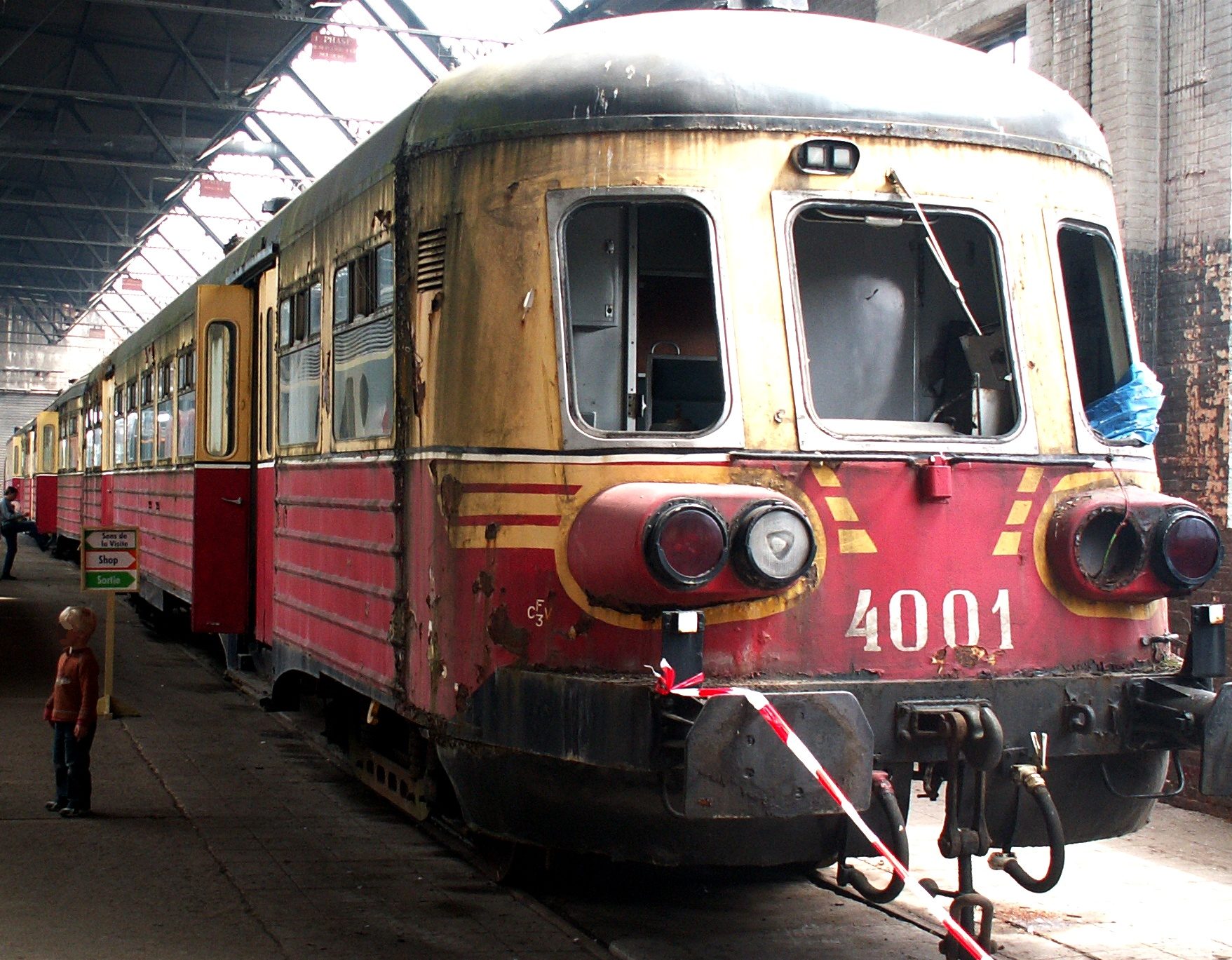 2009-06-08_SNCB_railcar_4001_in_a_poor_state_at_PFT_heritage_railways.jpg