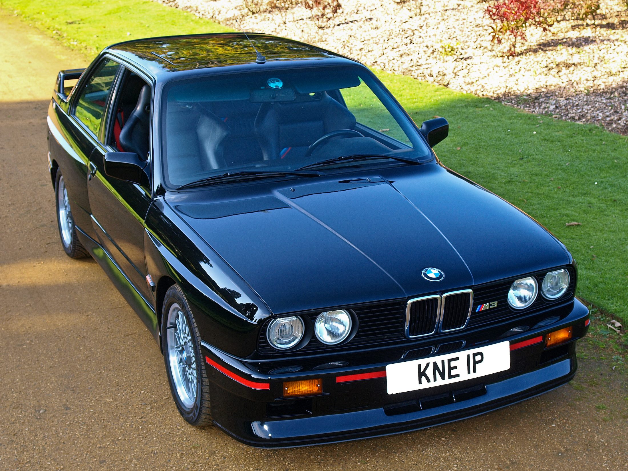 Black_BMW_M3_E30_fr.jpg