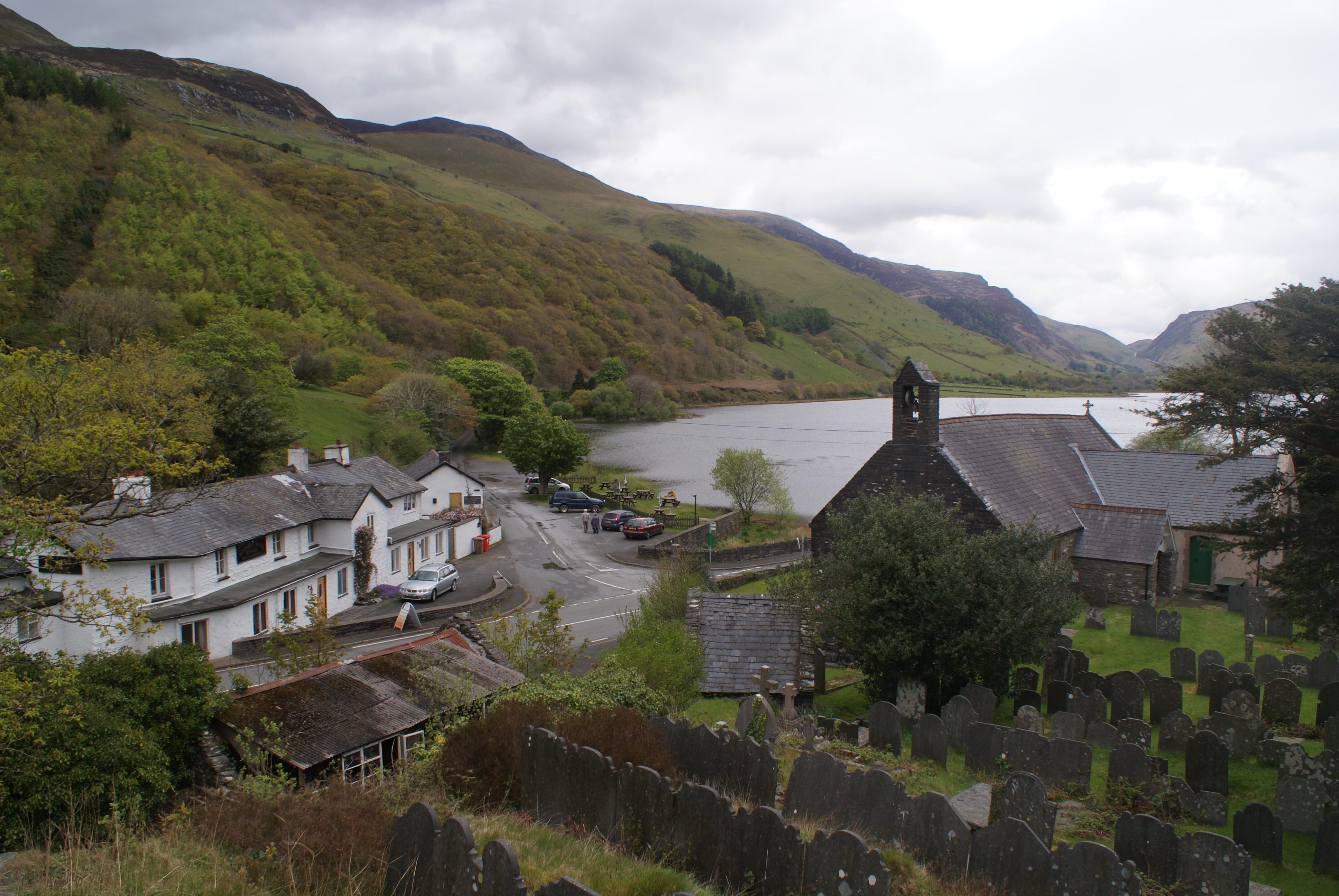 Tal-y-llyn_church_and_lake_-_2012-05-07.jpg