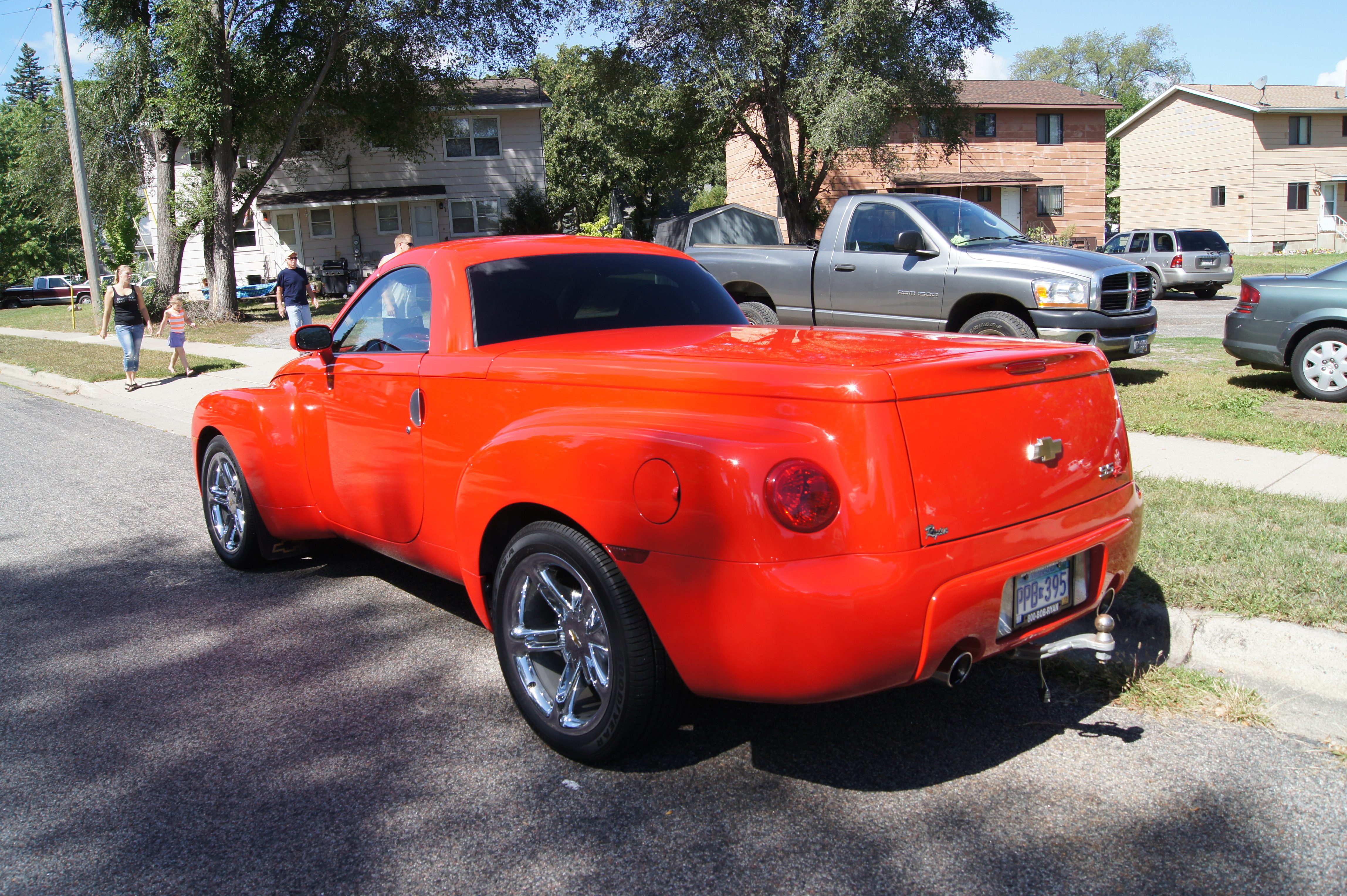 Flickr_-_DVS1mn_-_04_Chevrolet_SSR_(1).jpg