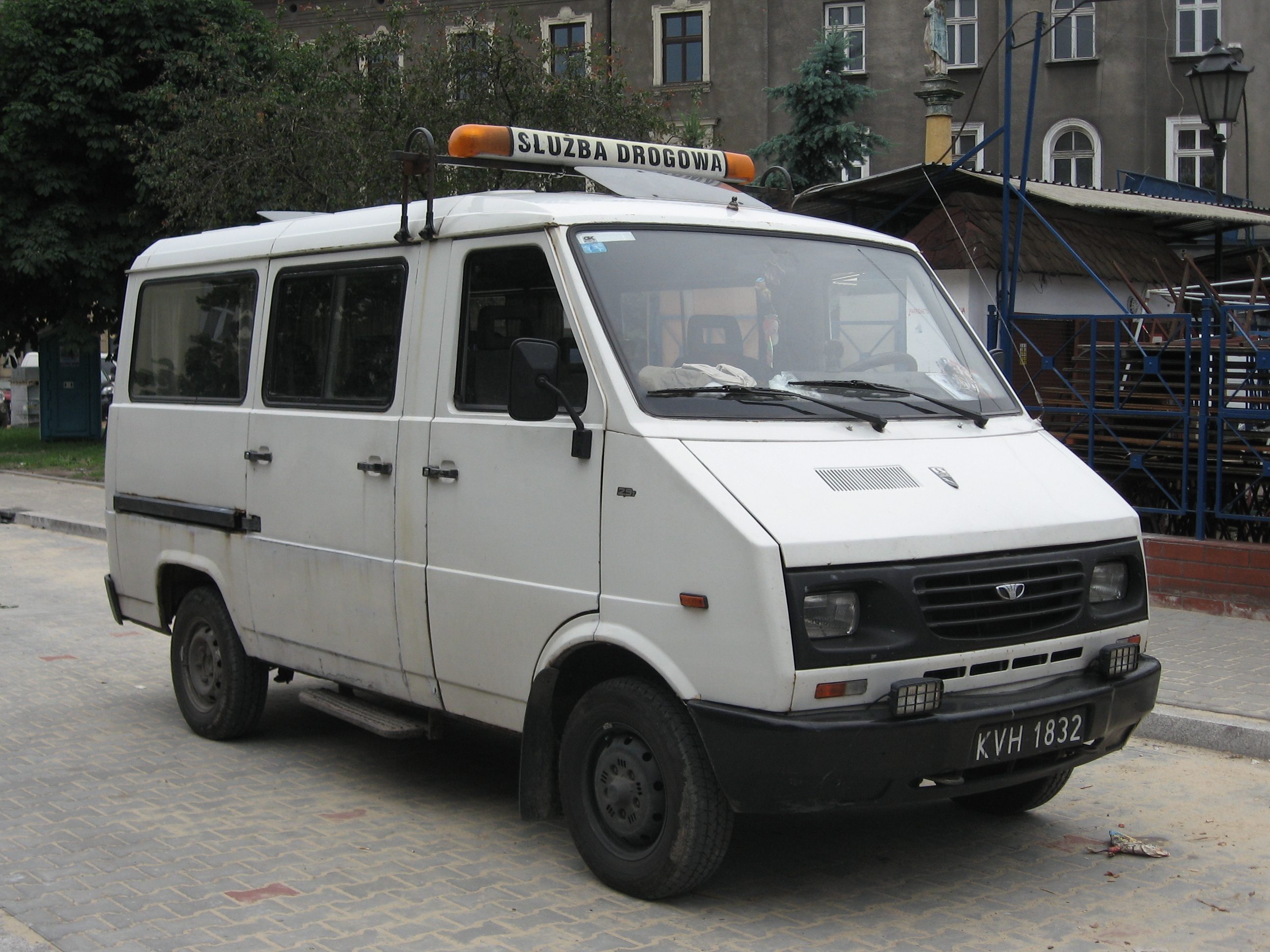 White_Daewoo_Lublin_II_of_S%C5%82u%C5%BCba_Drogowa_during_reconstruction_of_Pr%C4%85dnicka_street_in_Krak%C3%B3w_%281%29.jpg