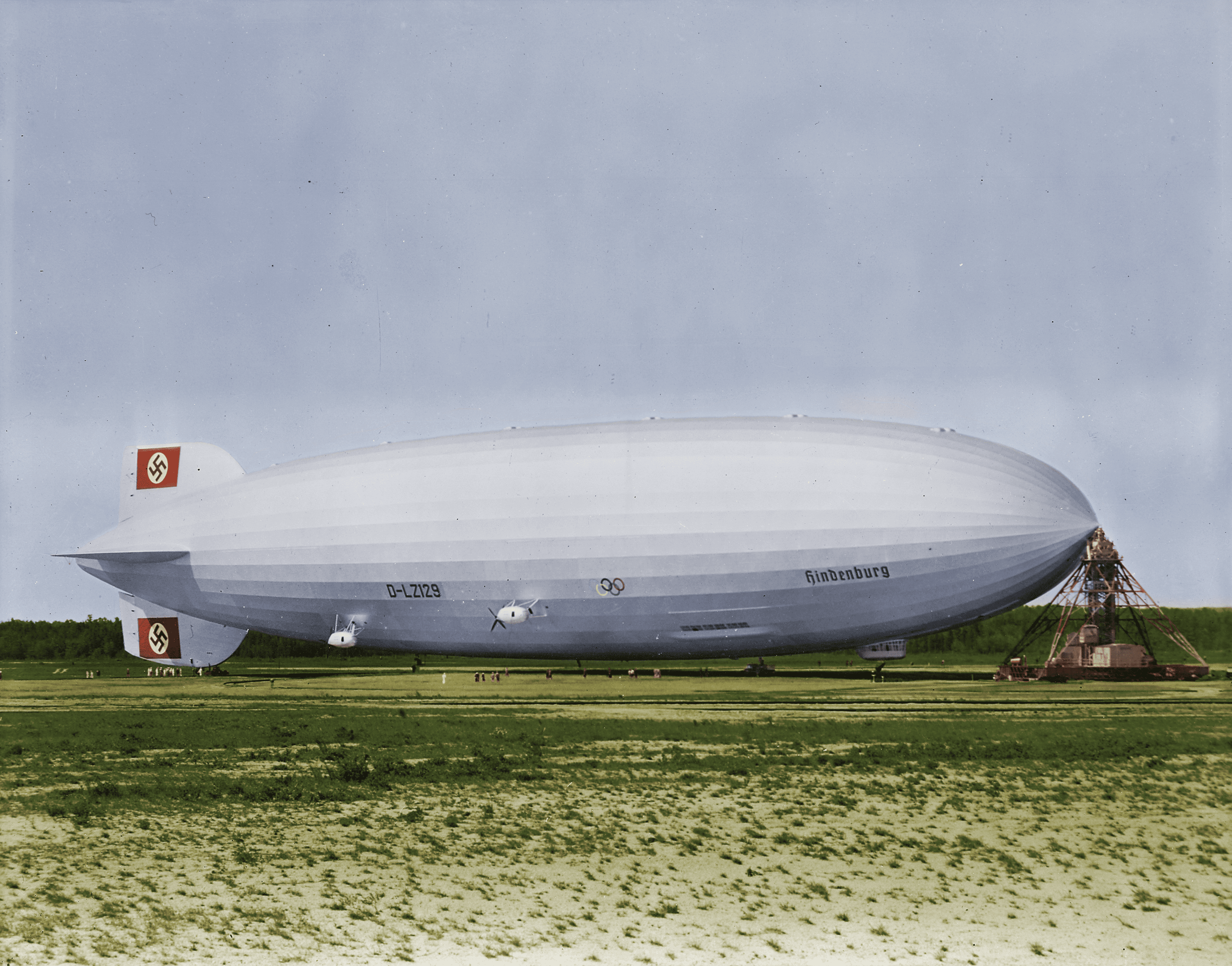 Hindenburg_at_lakehurst_colorized.png