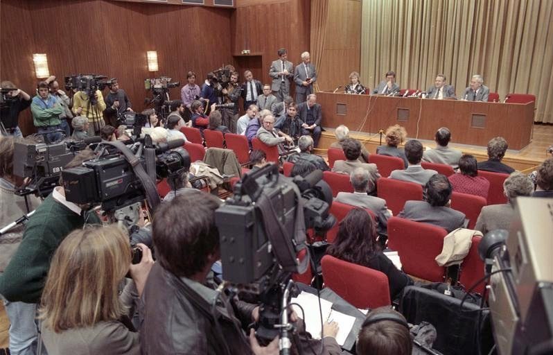 Bundesarchiv_Bild_183-1989-1109-030%2C_Berlin%2C_Schabowski_auf_Pressekonferenz.jpg