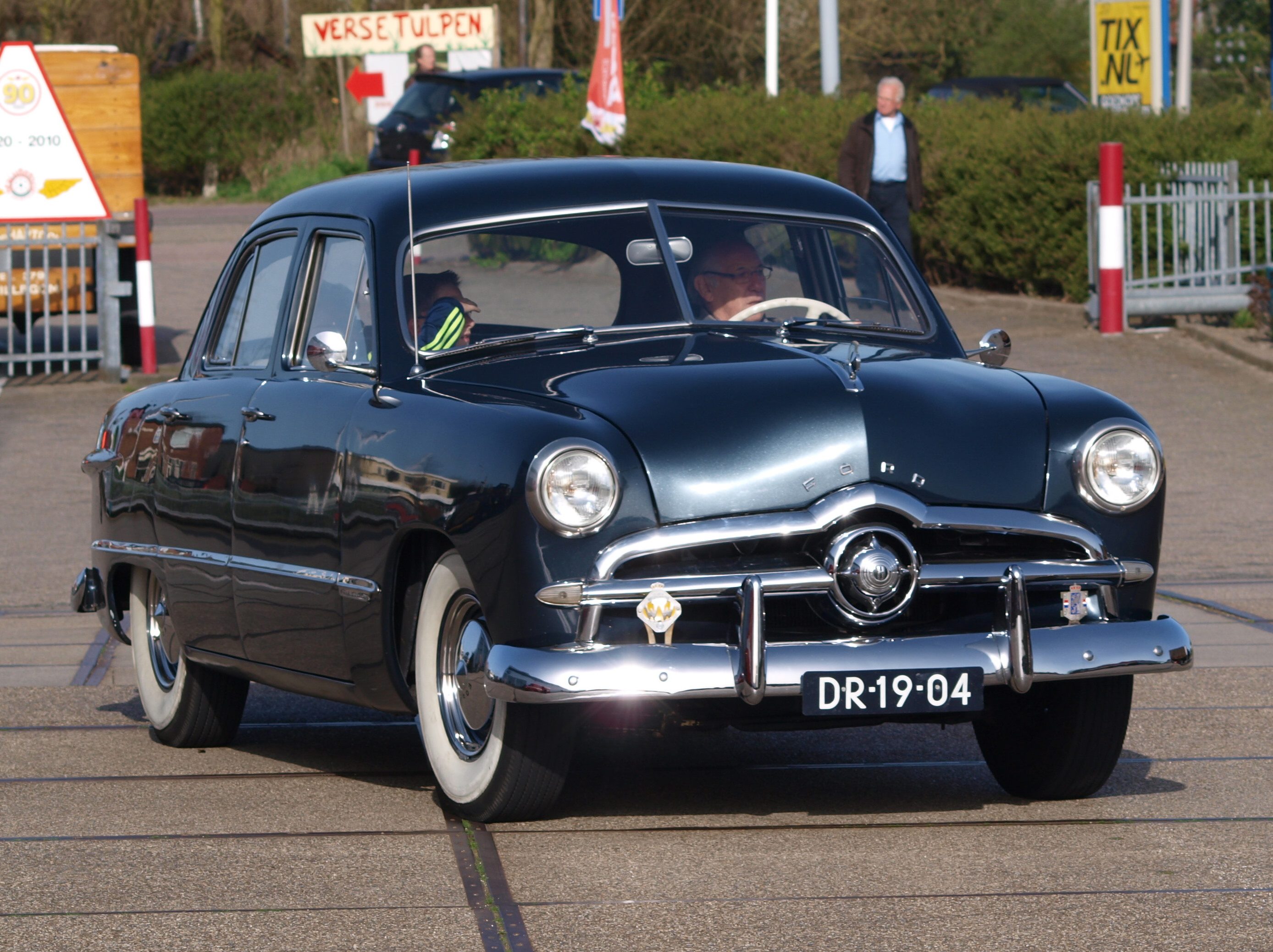 1949_Ford_custom_300_pic2.JPG