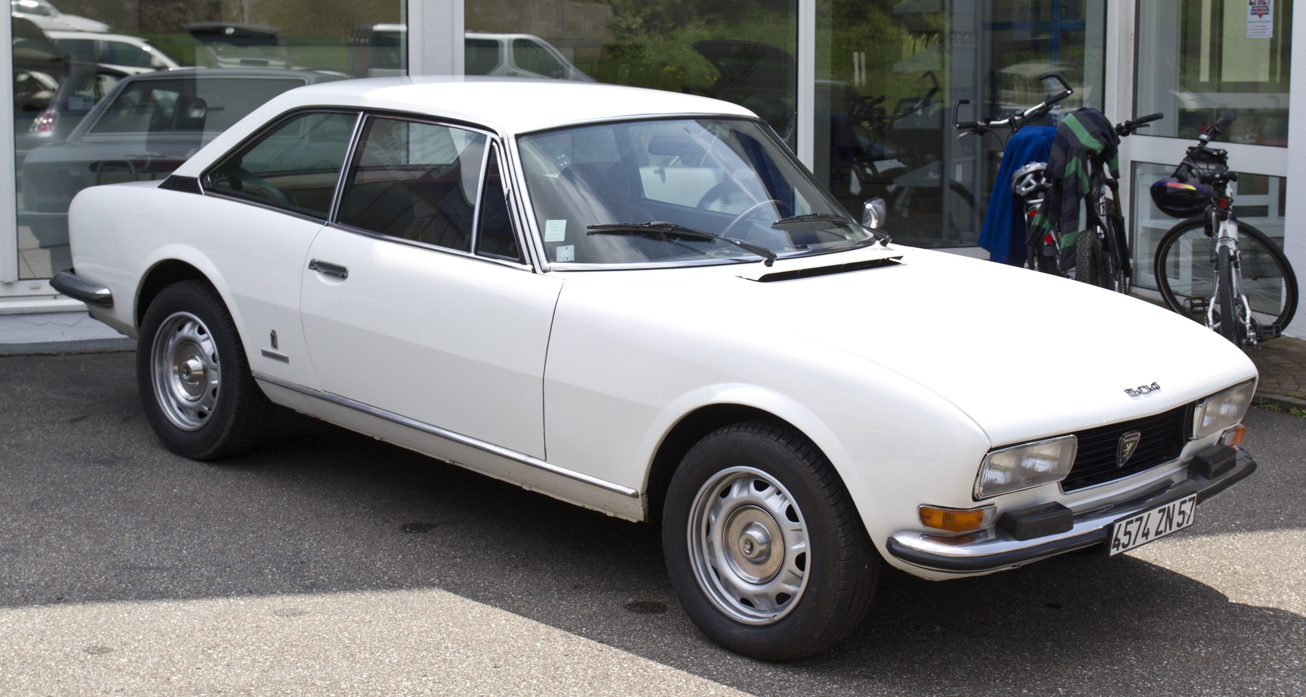 Peugeot_504_Coupé_front_20130505.jpg