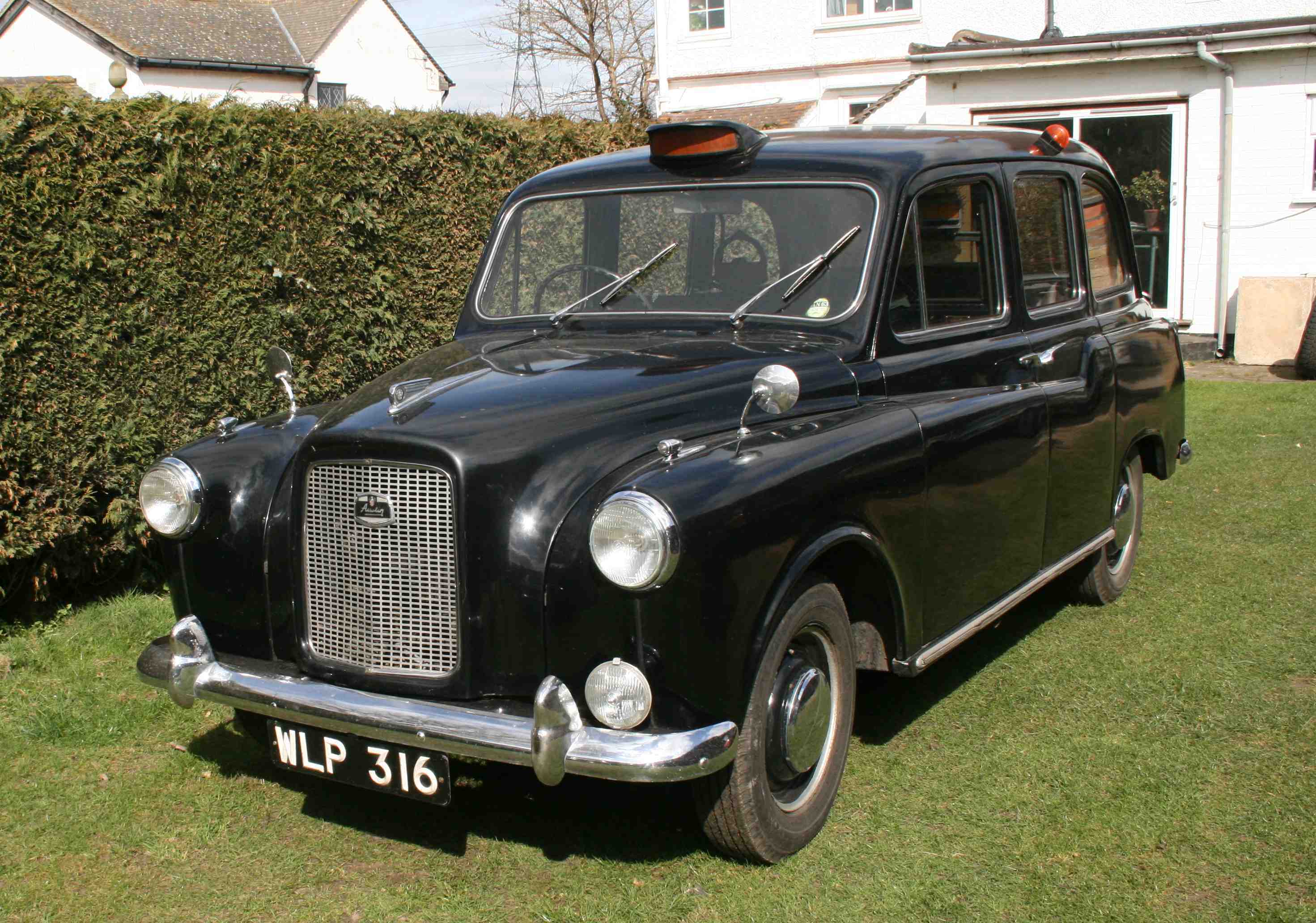 1962_Austin_FX4_London_taxi.jpg