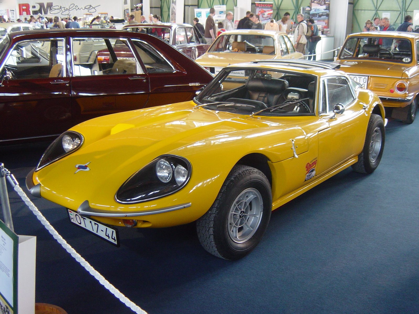 1970-71_Marcos_3_litre_%28Volvo%29_at_Oldtimer_Expo_2008.jpg