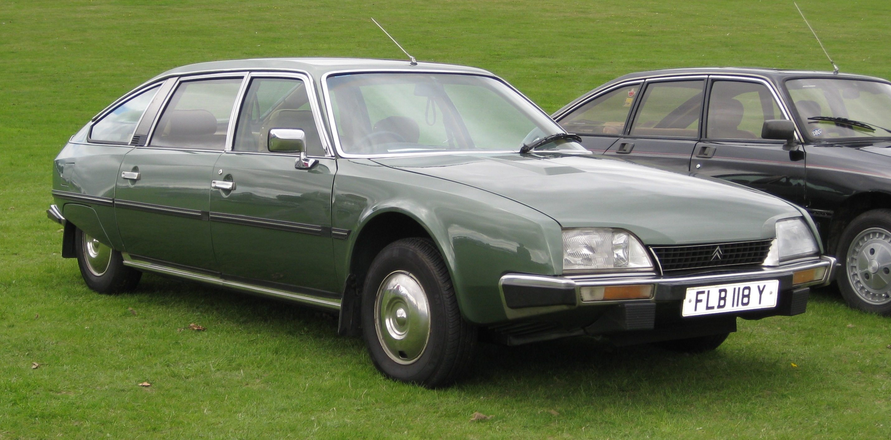 Citroen_CX_Prestige_long_wheel_base_2347cc_March_1983.JPG