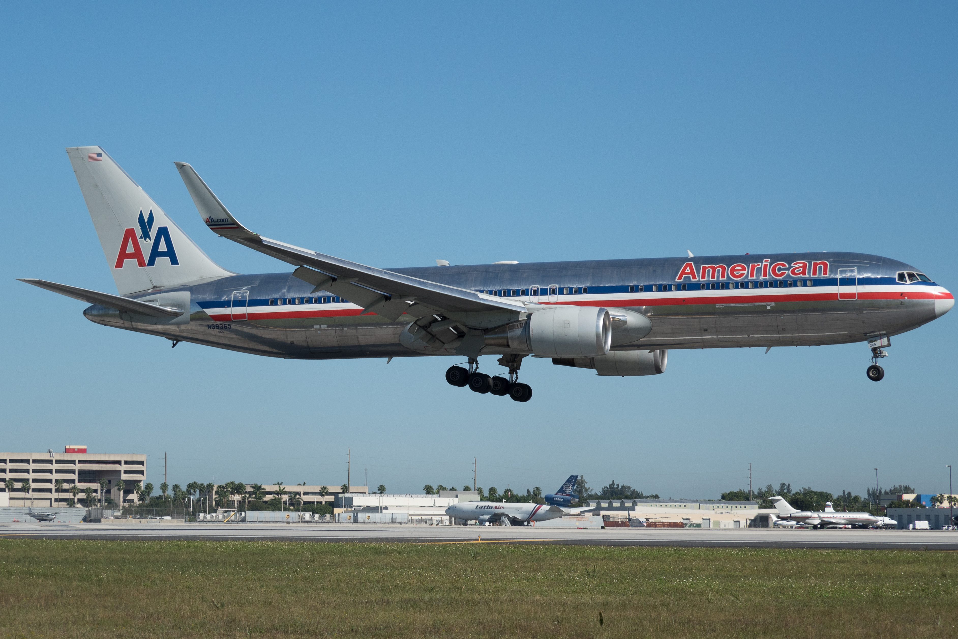 American_Airlines_Boeing_767-300ER_%28N39365%29_at_Miami_International_Airport.jpg