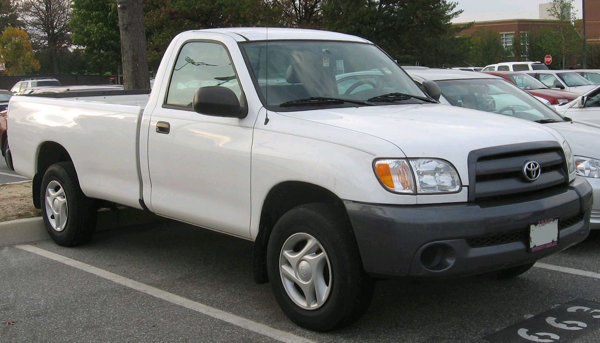 03-06_Toyota_Tundra_regular_cab.jpg