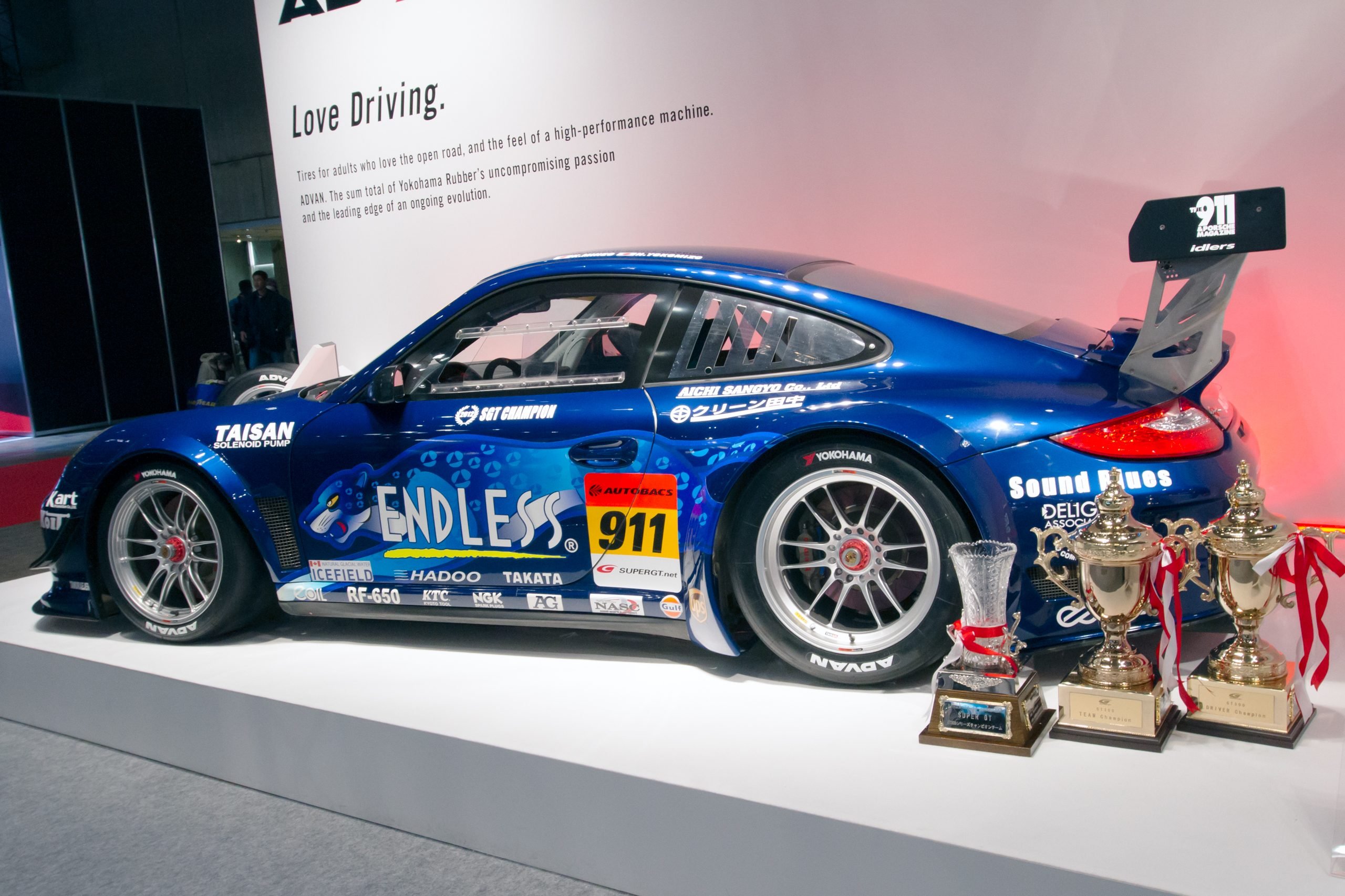 Endless_Taisan_911_and_GT300_champion_trophies_2013_Tokyo_Auto_Salon.jpg