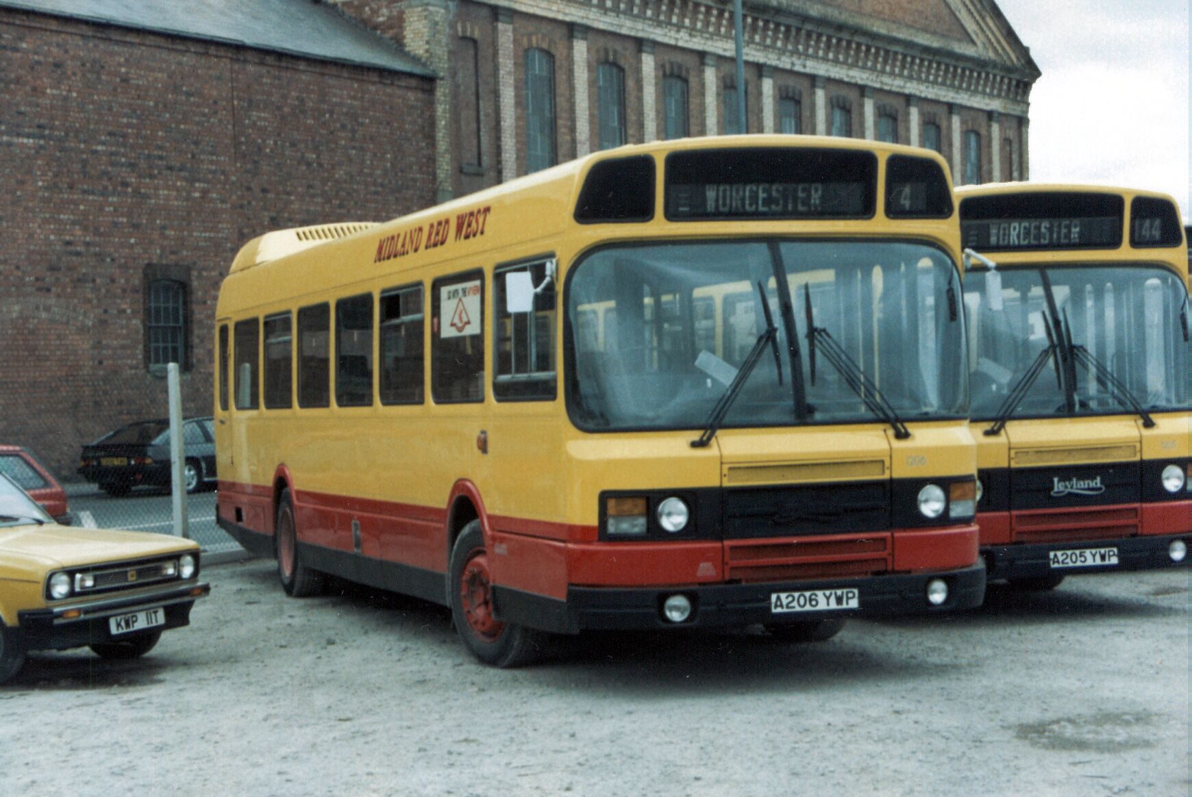 Midland_Red_West_buses_1206_%28A206_YWP%29_%26_1205_%28A205_YWP%29%2C_19_March_1988.jpg