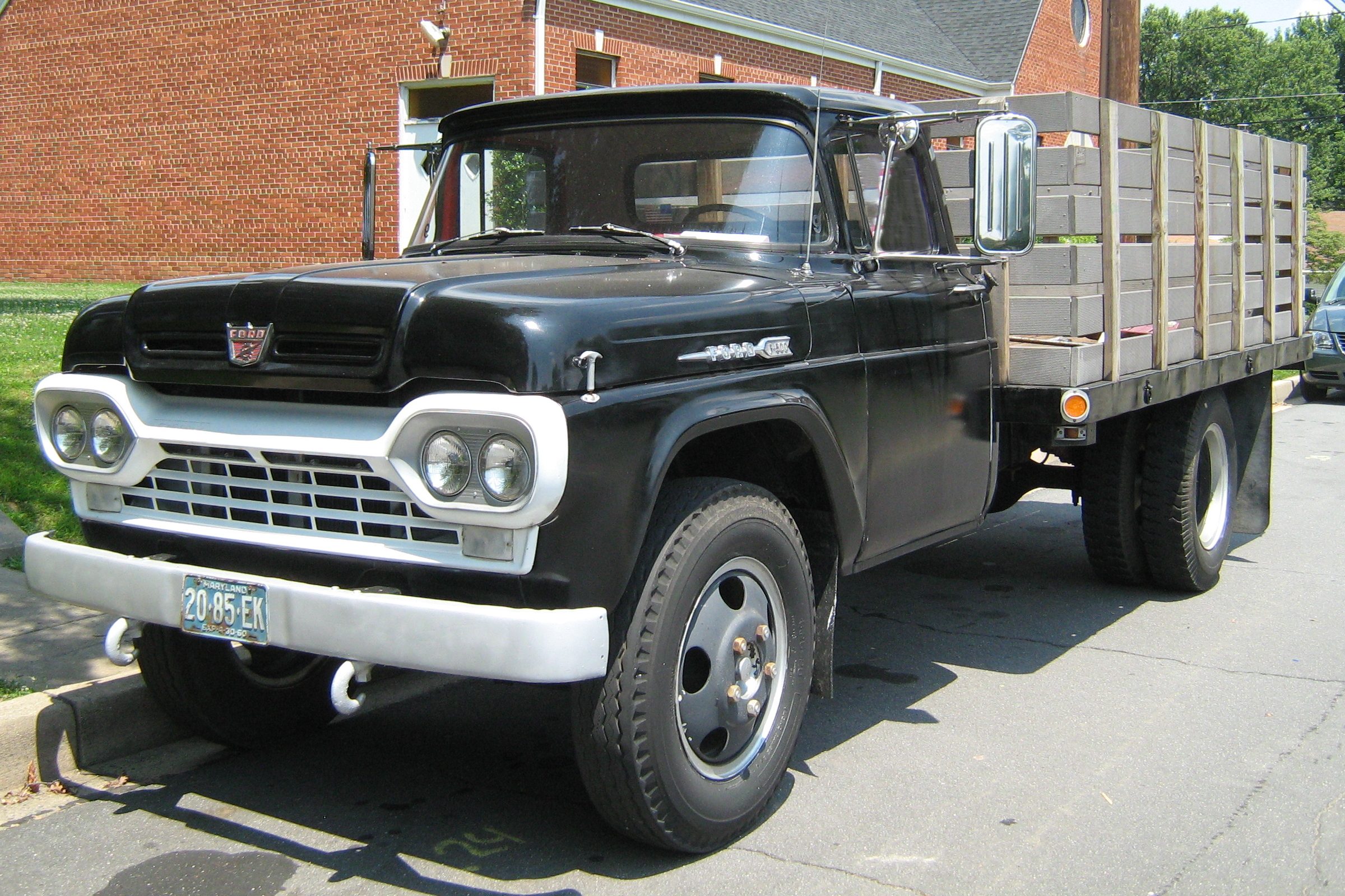 1960_Ford_F-500_stake_truck_black_fl.jpg