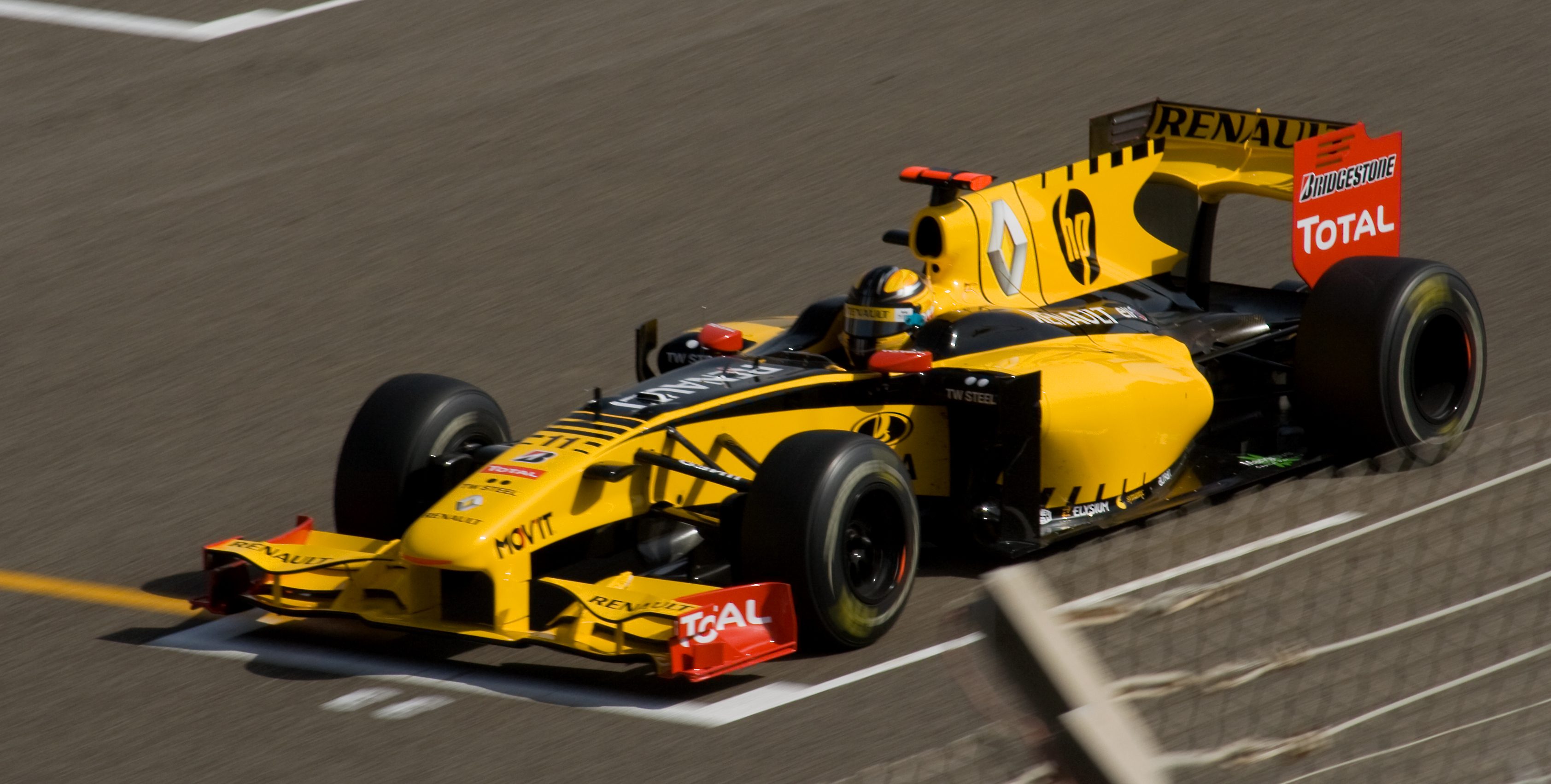 Kubica_Bahrain_Grand_Prix_2010.jpg