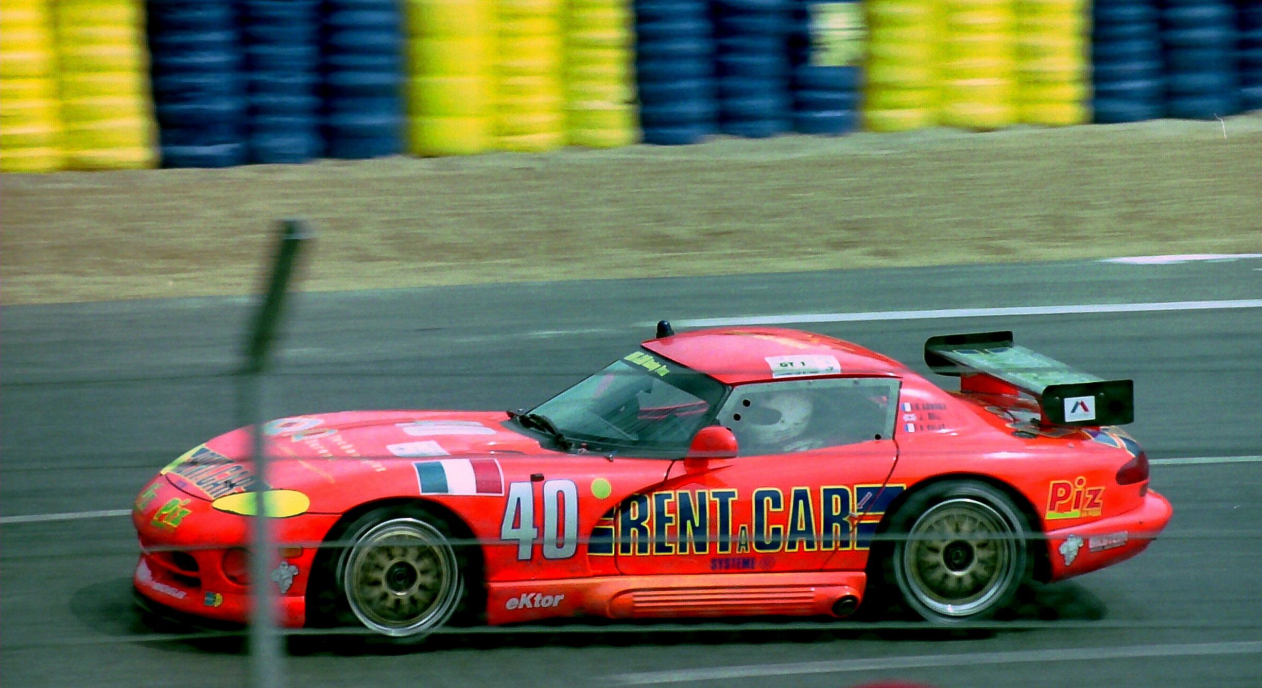 Dodge_Viper_RT10_-_Rene_Arnoux%2C_Justin_Bell_%26_Bertrand_Balas_in_the_Esses_at_the_1994_Le_Mans_%2831161009113%29.jpg