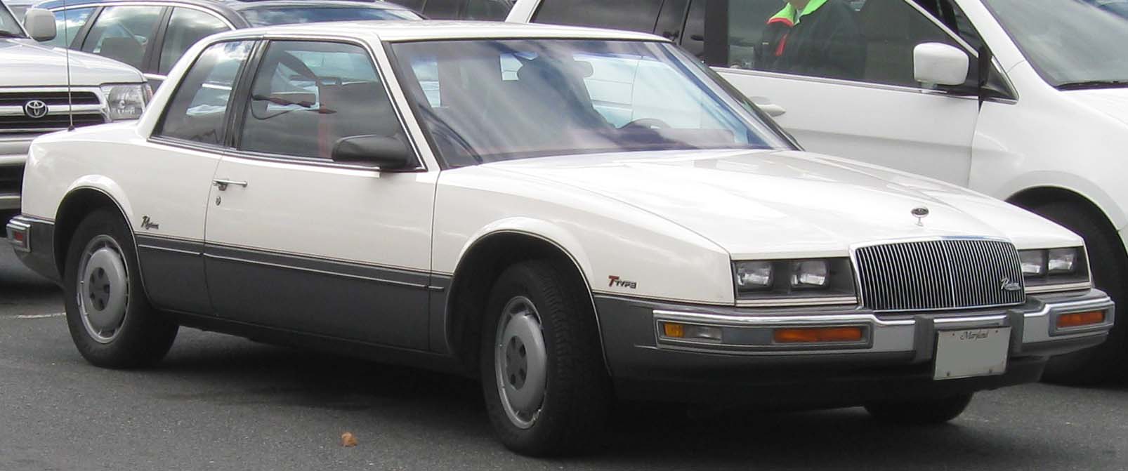 Buick_Riviera_T-Type_--_10-29-2010.jpg