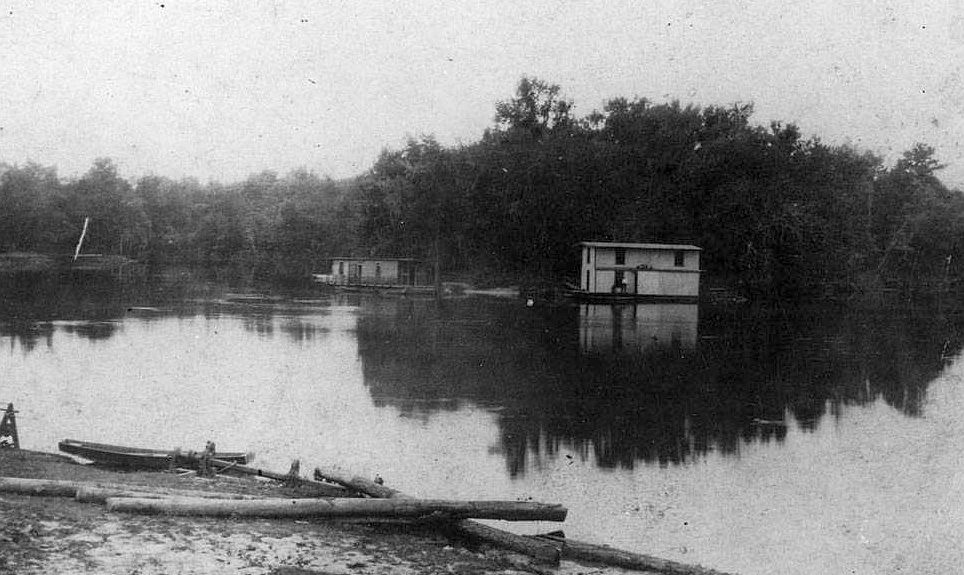 Floating_saloons_on_the_Pearl_River%2C_Mississippi%2C_1907.jpg