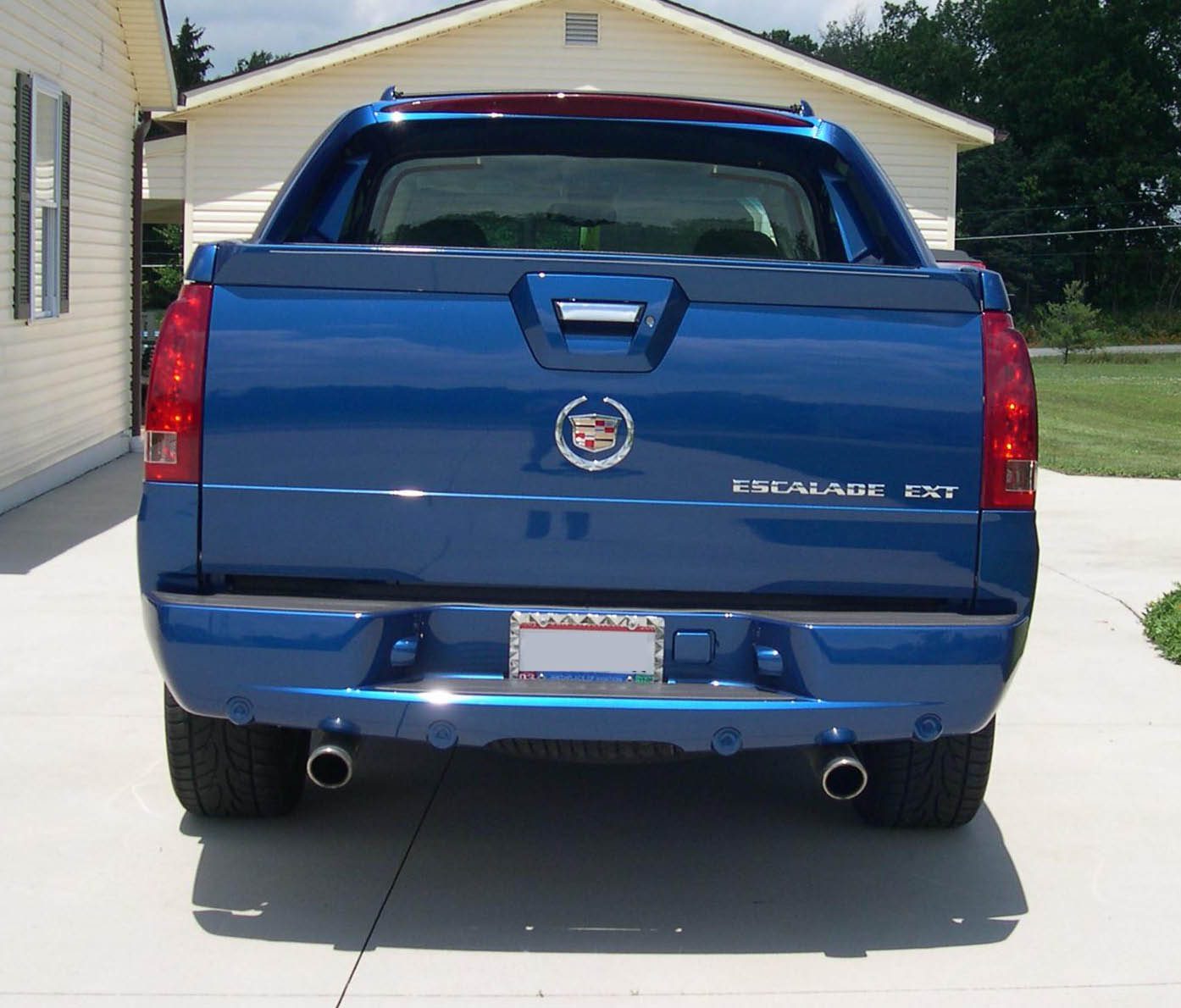 2003_Cadillac_Escalade_EXT_rear.JPG