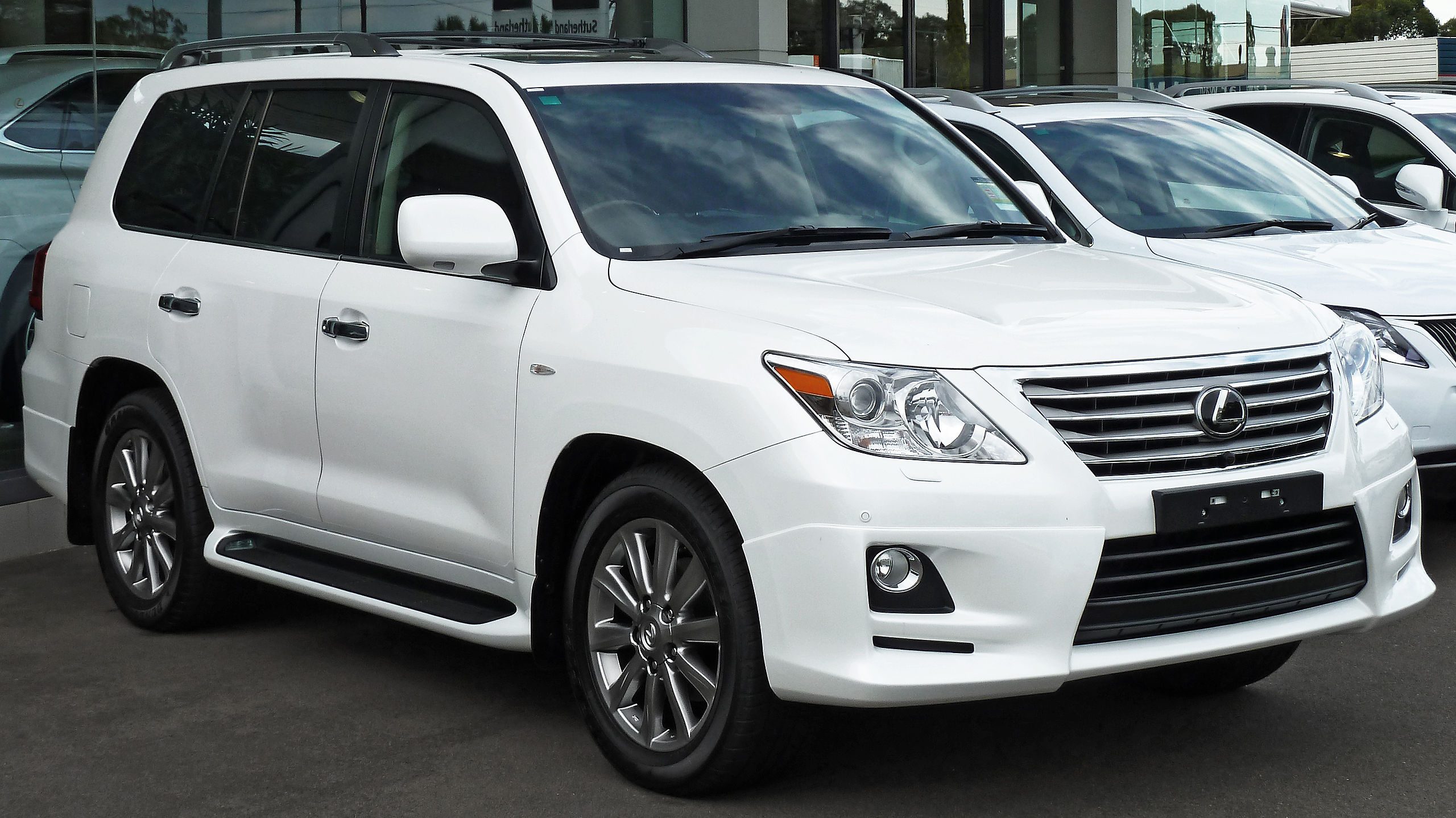 2560px-2010-2011_Lexus_LX_570_%28URJ201R_MY10%29_Sports_Luxury_wagon_%282011-04-22%29.jpg