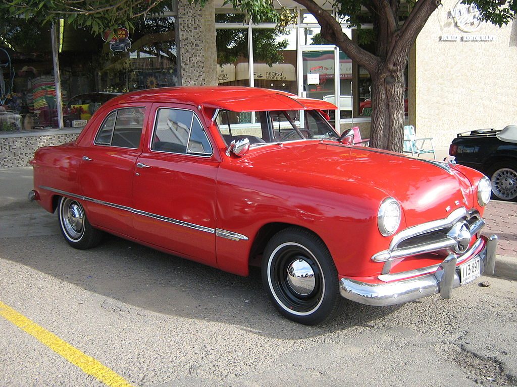 1024px-1949_Ford_Deluxe_%283735250753%29.jpg