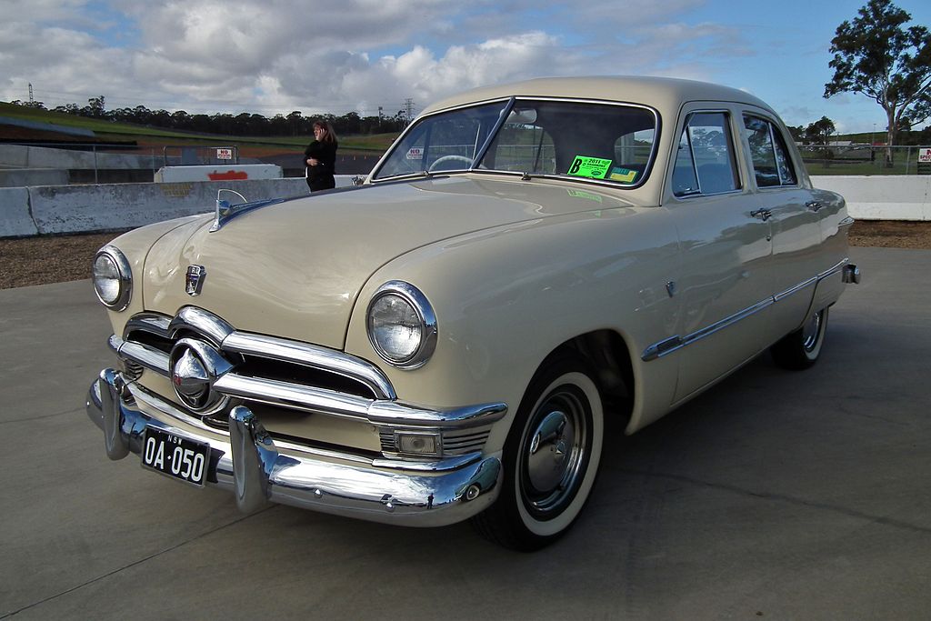 1024px-1950_Ford_Custom_V8_Fordor_sedan_%286102727380%29.jpg