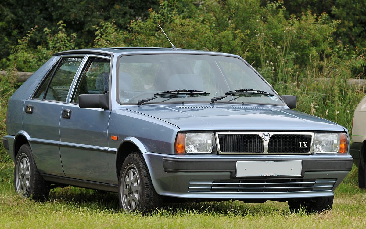 1200px-Lancia_Delta_LX_2012_02.jpg