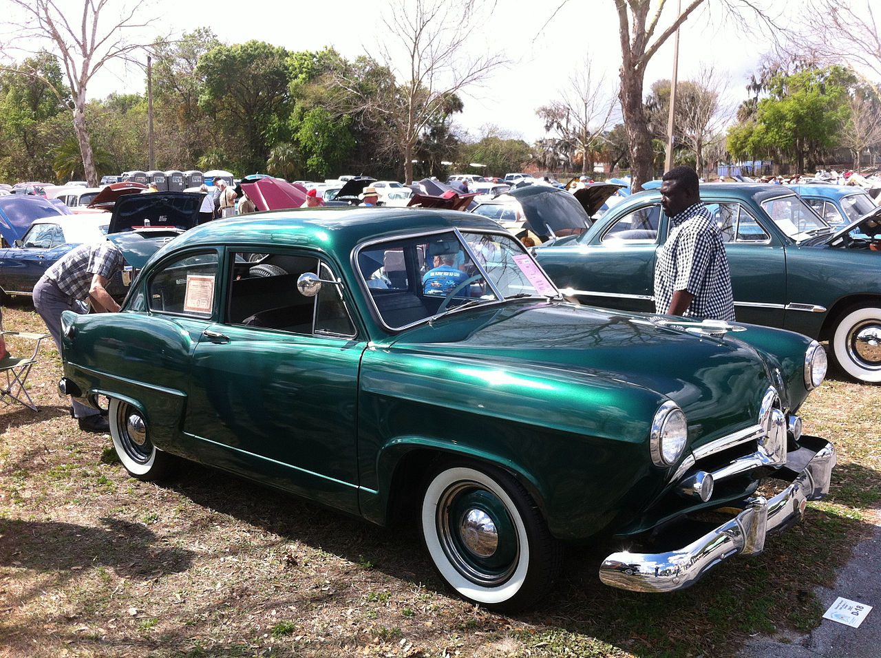 1280px-1951_Henry_J_sedan_green_2013_AACA-Lakeland-1.jpg