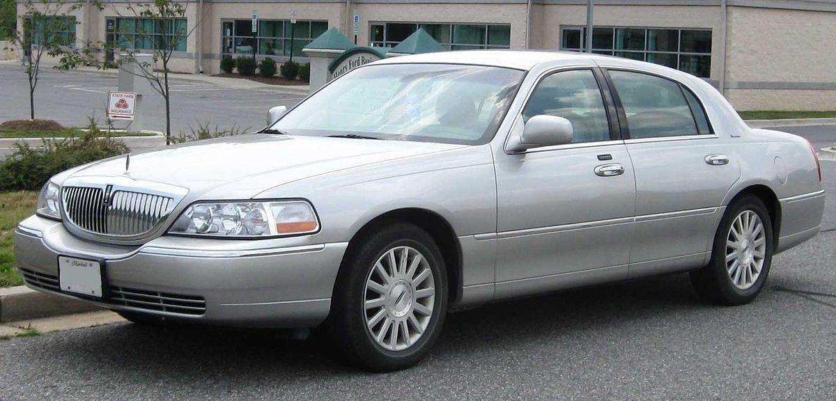 1200px-Lincoln_Town_Car_.jpg