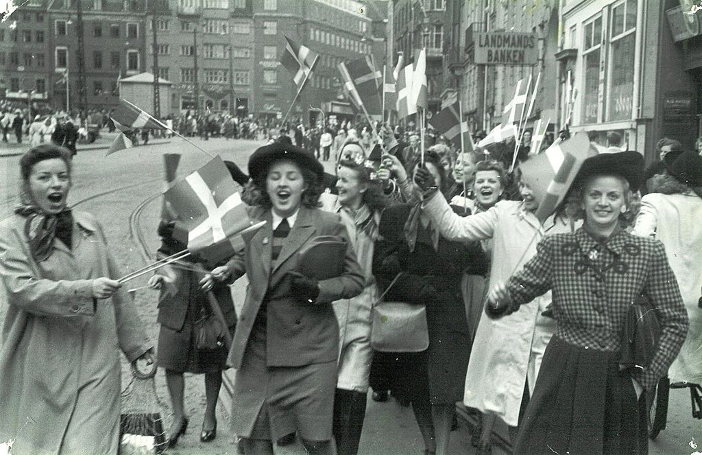 1024px-People_celebrating_the_liberation_of_Denmark._5th_May_1945._At_Str%C3%B8get_in_Copenhagen..jpg