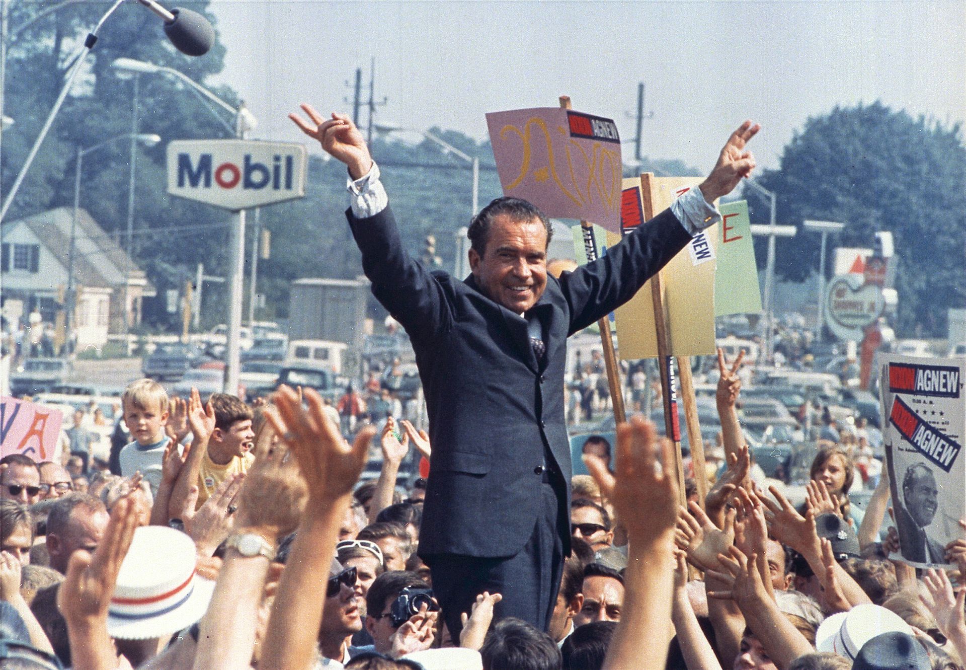 1920px-NIXONcampaigns.jpg