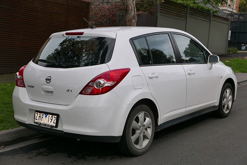 800px-2012_Nissan_Tiida_%28C11_S4%29_ST_hatchback_%282015-08-07%29_02.jpg