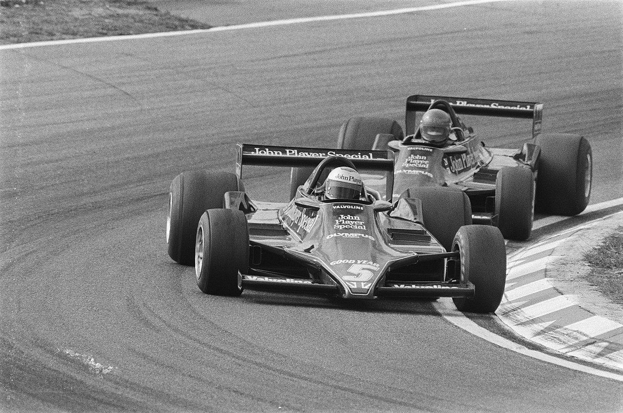 1280px-Grand_Prix_Zandvoort_Mario_Andretti_op_kop_met_daar_achter_Ronnie_Petterson%2C_Bestanddeelnr_929-8743.jpg