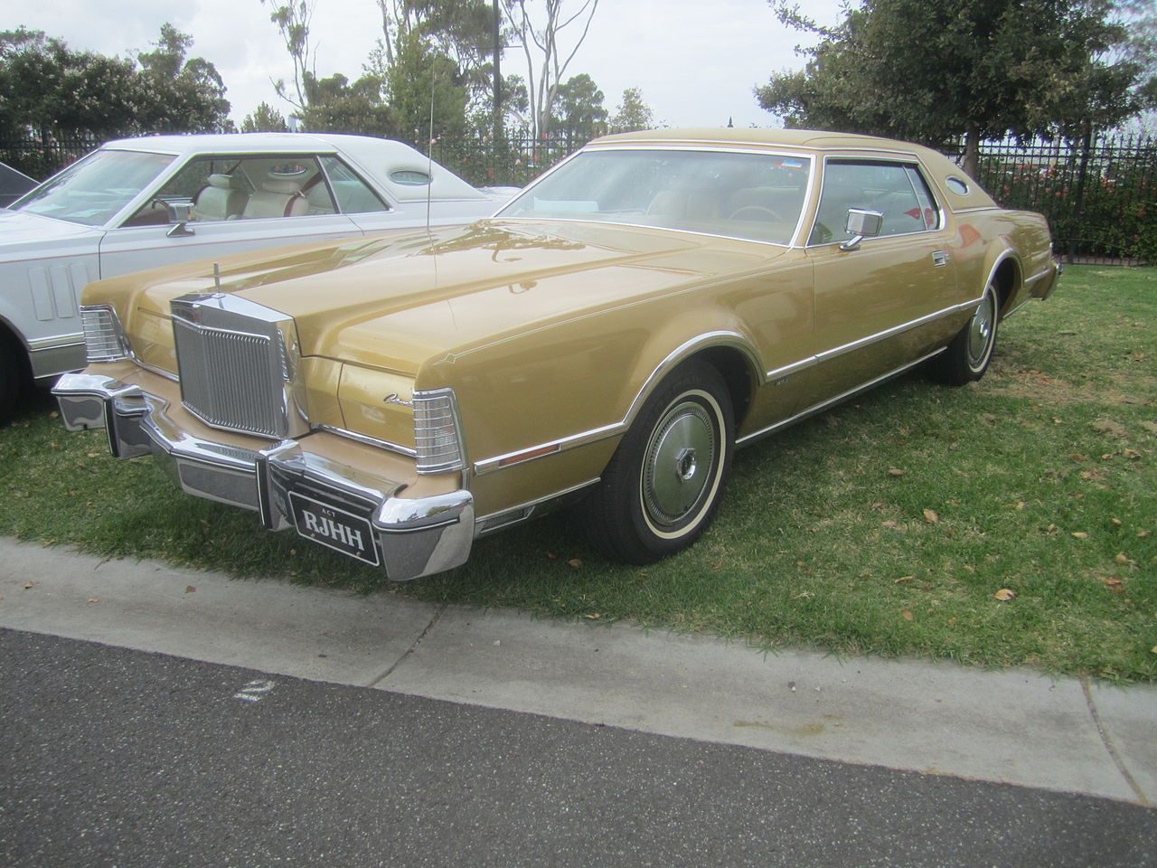 1280px-1975_Lincoln_Continental_Mk_IV_Coupe.jpg