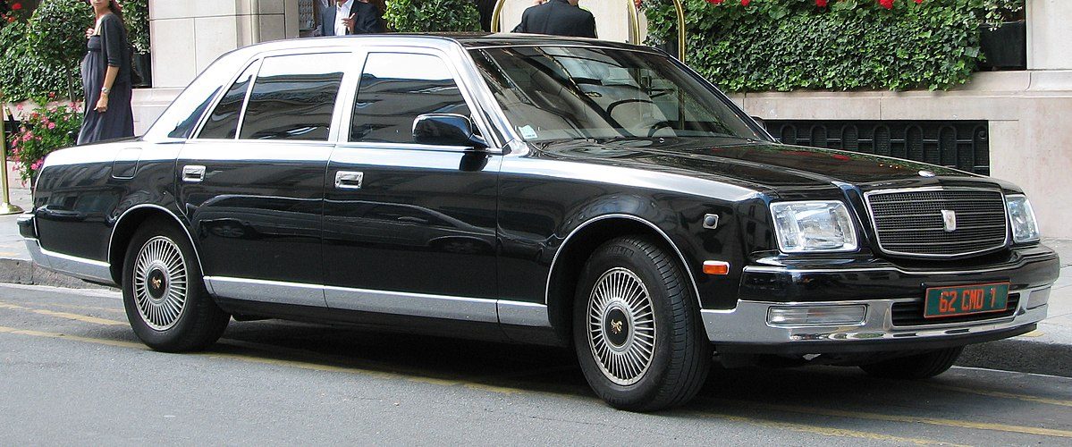 1200px-Toyota_Century_%28Paris%2C_France_%283650388331%29_%28cropped%29%29.jpg