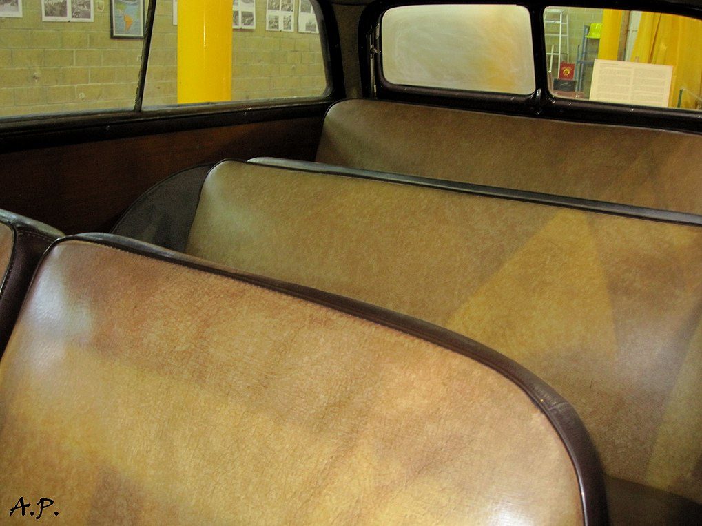 1019px-1951_Ford_Country_Squire_Interior_%284835898882%29.jpg