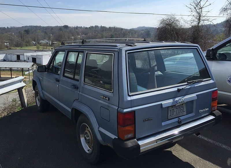 800px-1988_Jeep_Cherokee_%28XJ%29_Pioneer_Olympic_Edition_municipal_service_Galax_Virginia_1.jpg