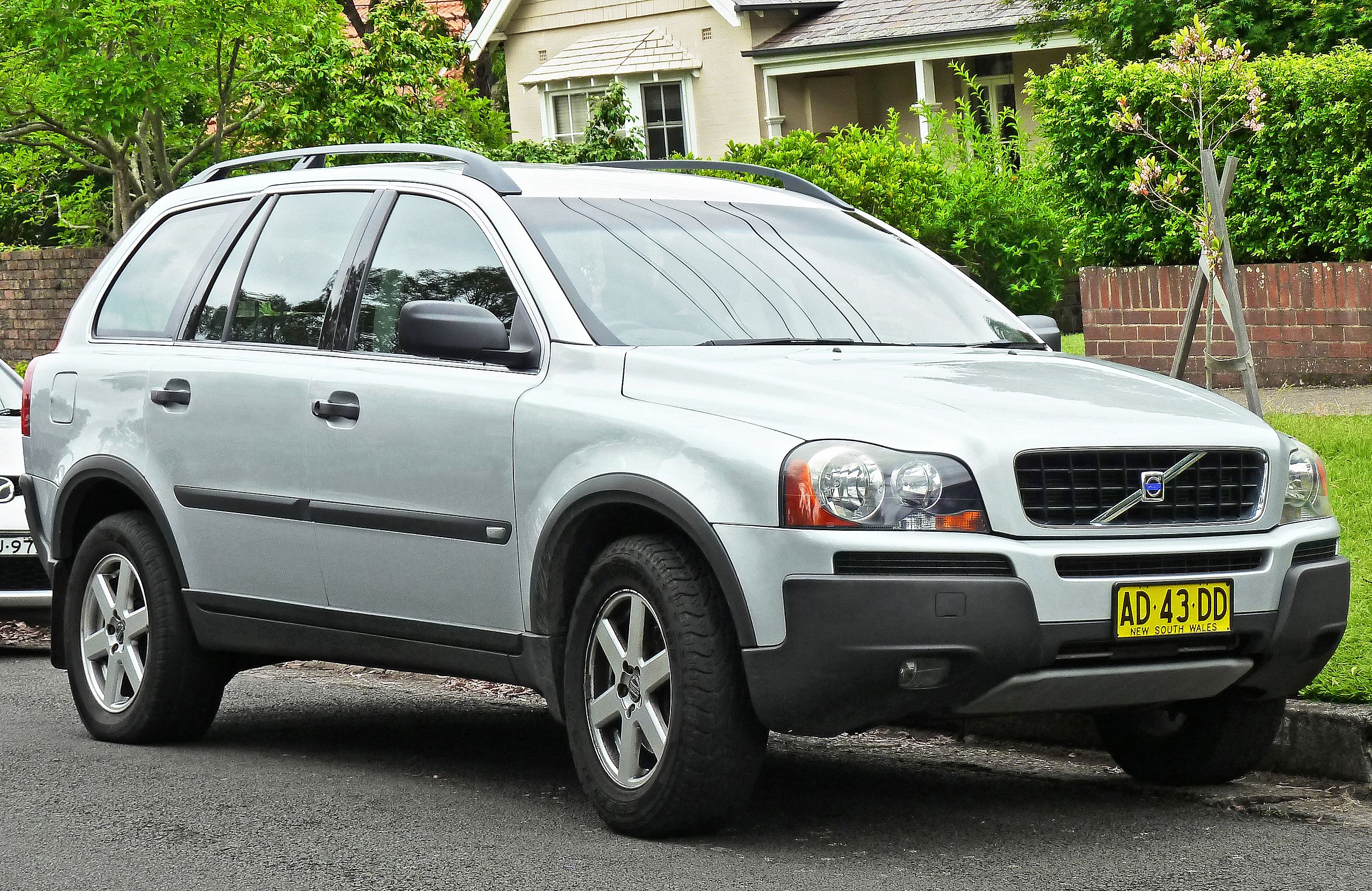 2560px-2005_Volvo_XC90_%28P28_MY05%29_2.5_T_wagon_%282011-11-18%29_01.jpg