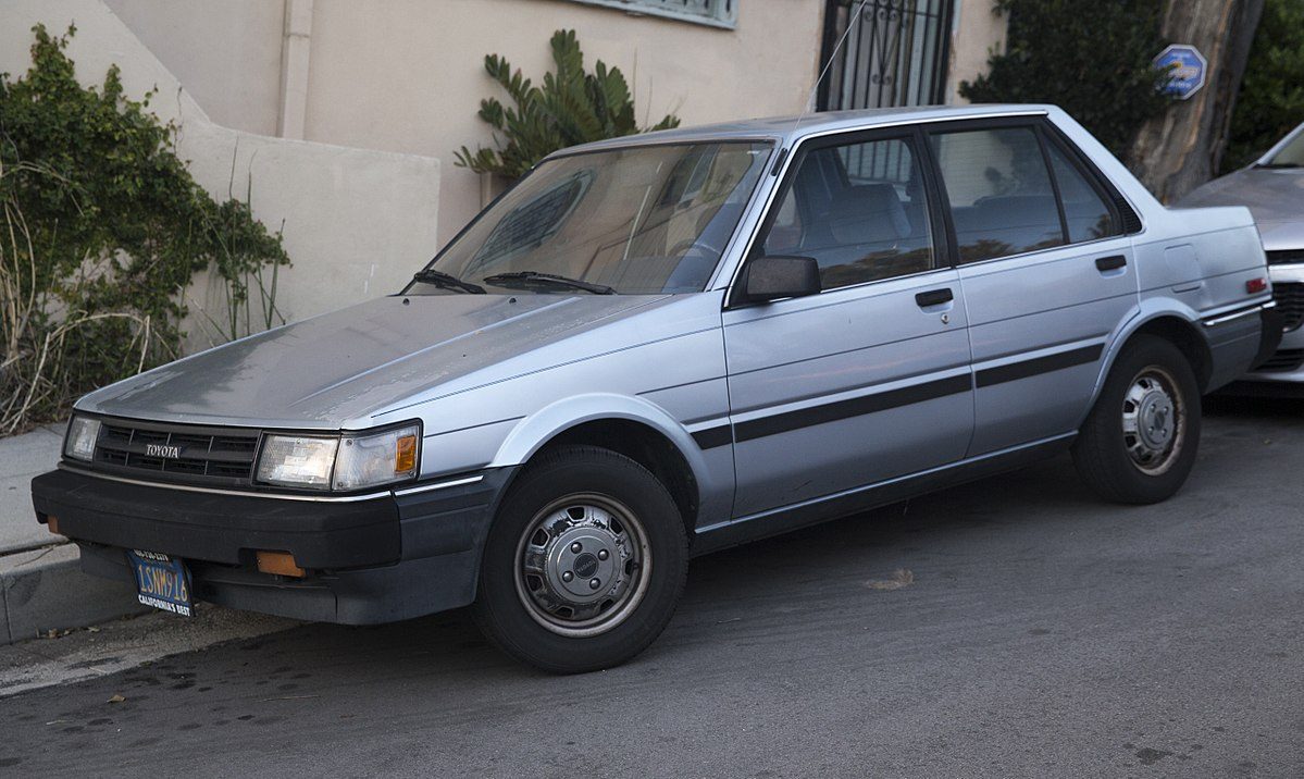 1200px-1987_Toyota_Corolla_LE_sedan%2C_front_left.jpg