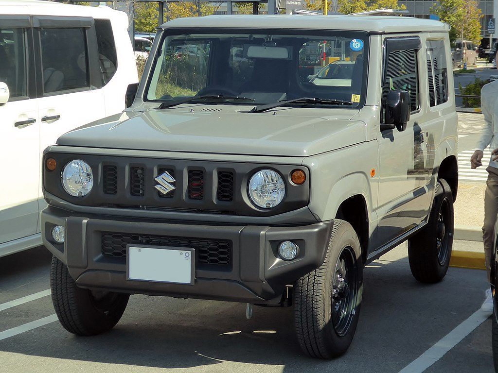 1024px-Suzuki_Jimny_XG_%283BA-JB64W%29_front.jpg